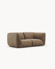 Sofa dwuosobowa CALM - sofa dwuosobowa z zaokrąglonymi kształtami i miękkim wykończeniem. Widok z boku ukazujący siedzisko i oparcie.