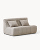 Sofa dwuosobowa SHAPE - sofa dwuosobowa z widokiem z boku, z poduszkami na siedzisku i wyraźnymi przeszyciami.