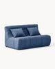 Sofa dwuosobowa SHAPE - sofa dwuosobowa z widokiem z boku, z poduszkami na siedzisku i wyraźnymi przeszyciami.