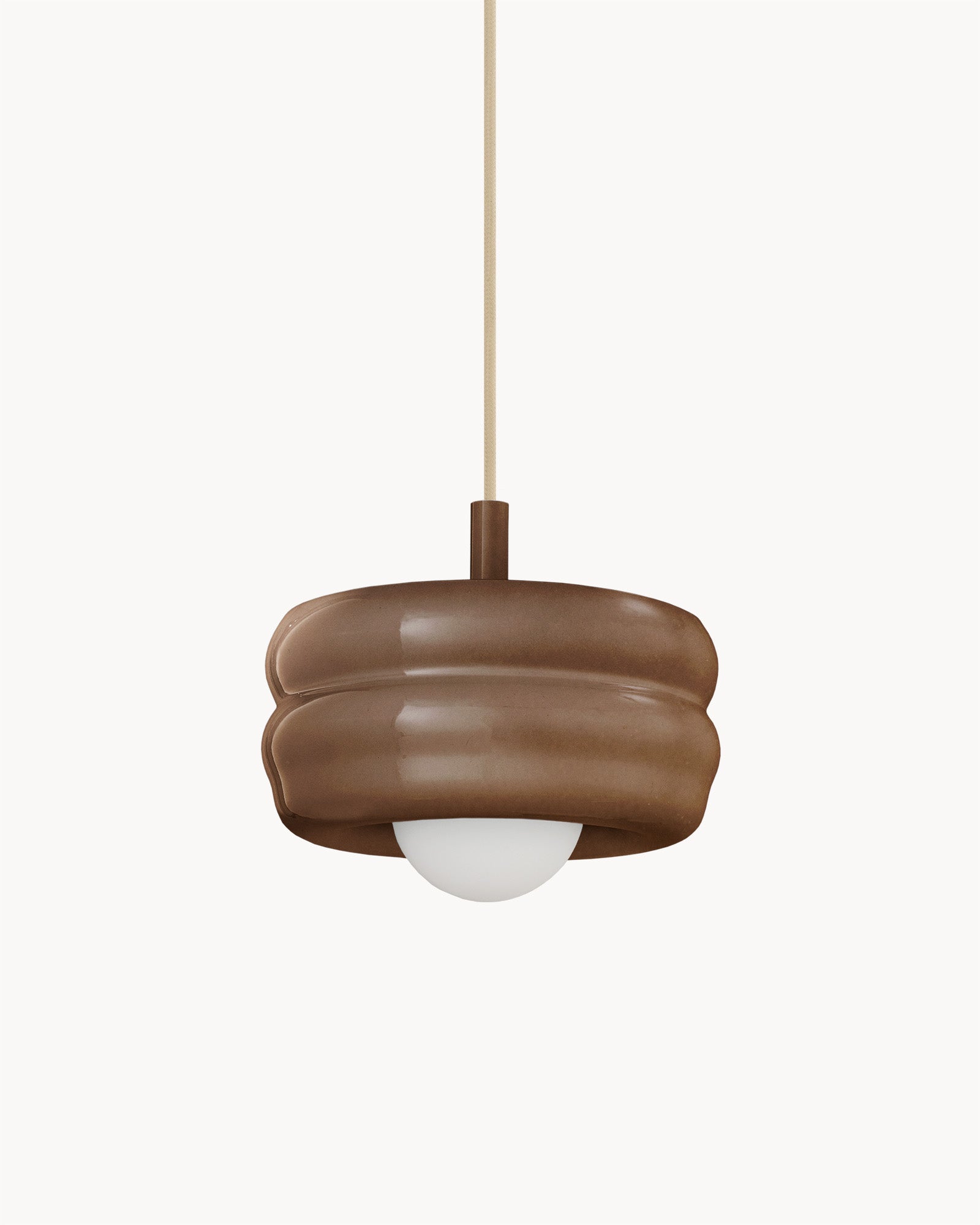 Lampa BUNS - lampa wisząca z okrągłym kloszem i prostym zawieszeniem. Widok z przodu, ukazujący detale konstrukcji.