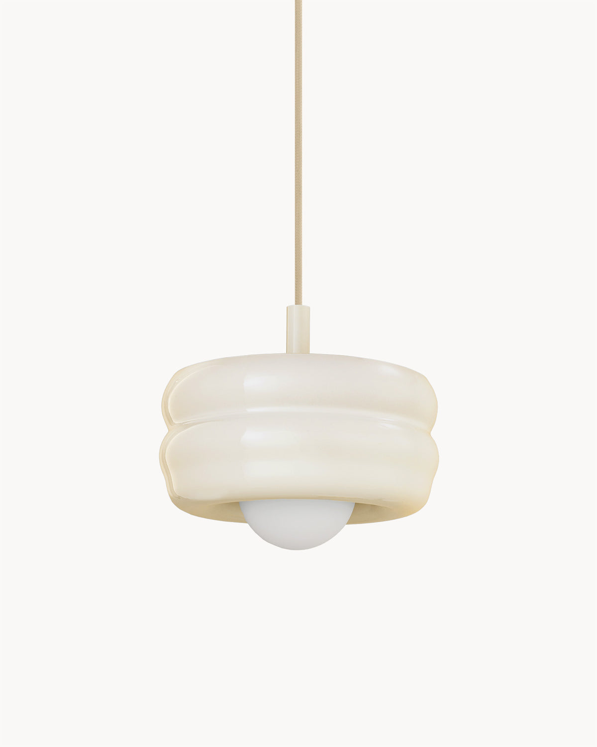 Lampa BUNS - lampa wisząca z okrągłym kloszem i prostym zawieszeniem. Widok z przodu, ukazujący detale konstrukcji.