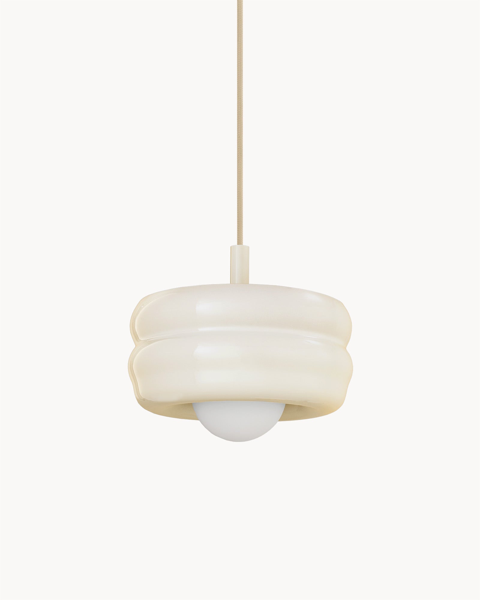 Lampa BUNS - lampa wisząca z okrągłym kloszem i prostym zawieszeniem. Widok z przodu, ukazujący detale konstrukcji.