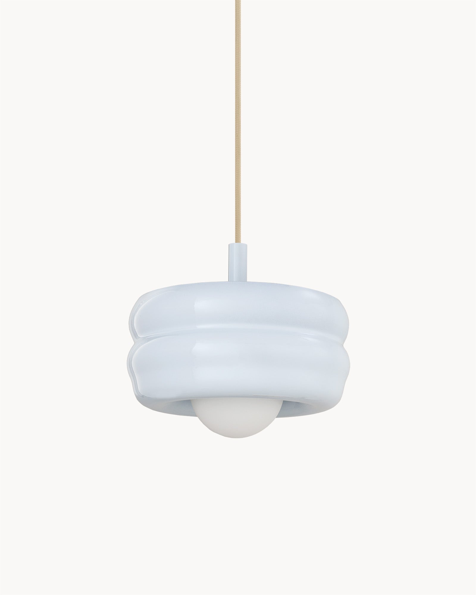 Lampa BUNS - lampa wisząca z okrągłym kloszem i prostym zawieszeniem. Widok z przodu, ukazujący detale konstrukcji.