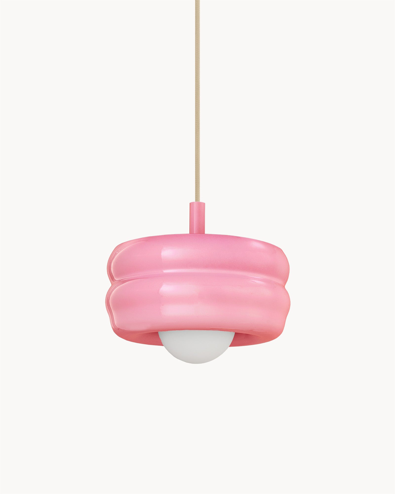 Lampa BUNS - lampa wisząca z okrągłym kloszem i prostym zawieszeniem. Widok z przodu, ukazujący detale konstrukcji.