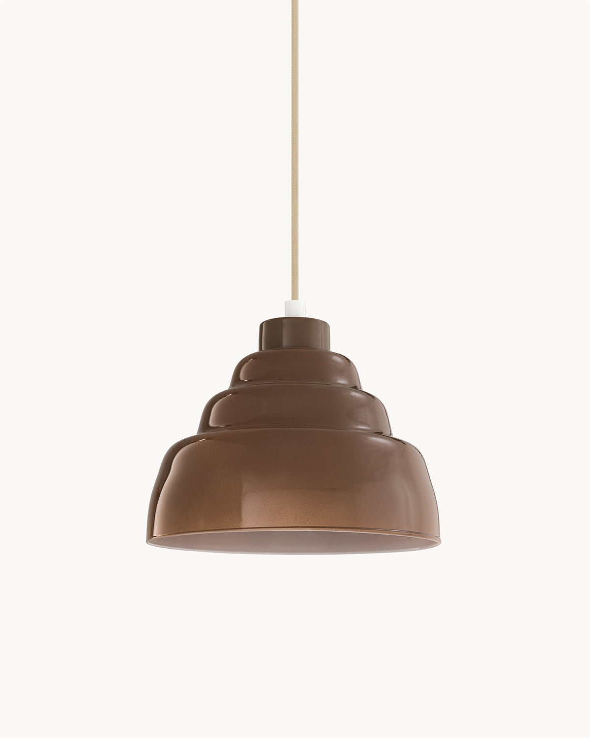 Lampa wisząca FIZZ - lampa wisząca z charakterystycznym, zaokrąglonym kształtem klosza. Widok z przodu, zawieszona na cienkim przewodzie.