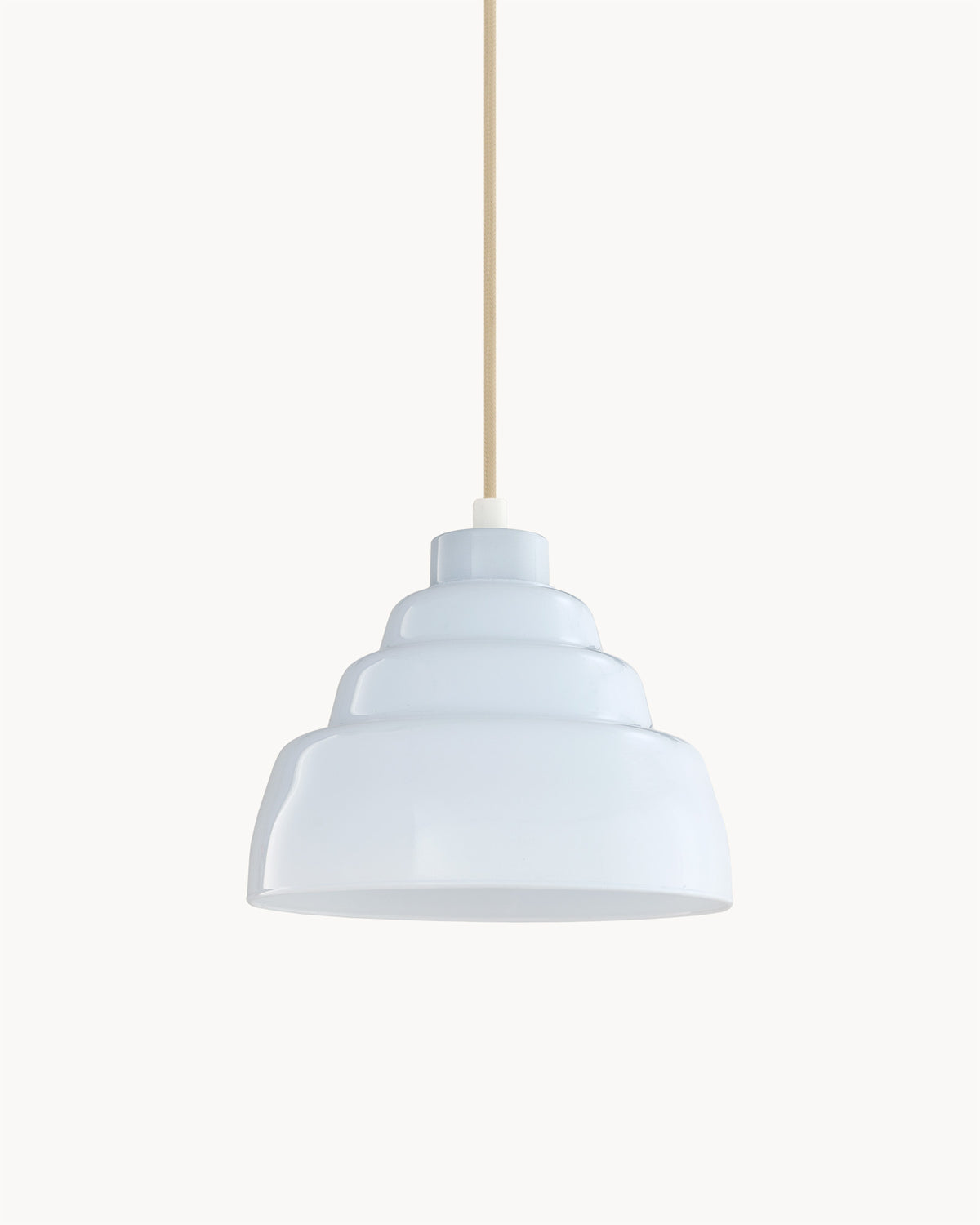 Lampa wisząca FIZZ - lampa wisząca z charakterystycznym, zaokrąglonym kształtem klosza. Widok z przodu, zawieszona na cienkim przewodzie.