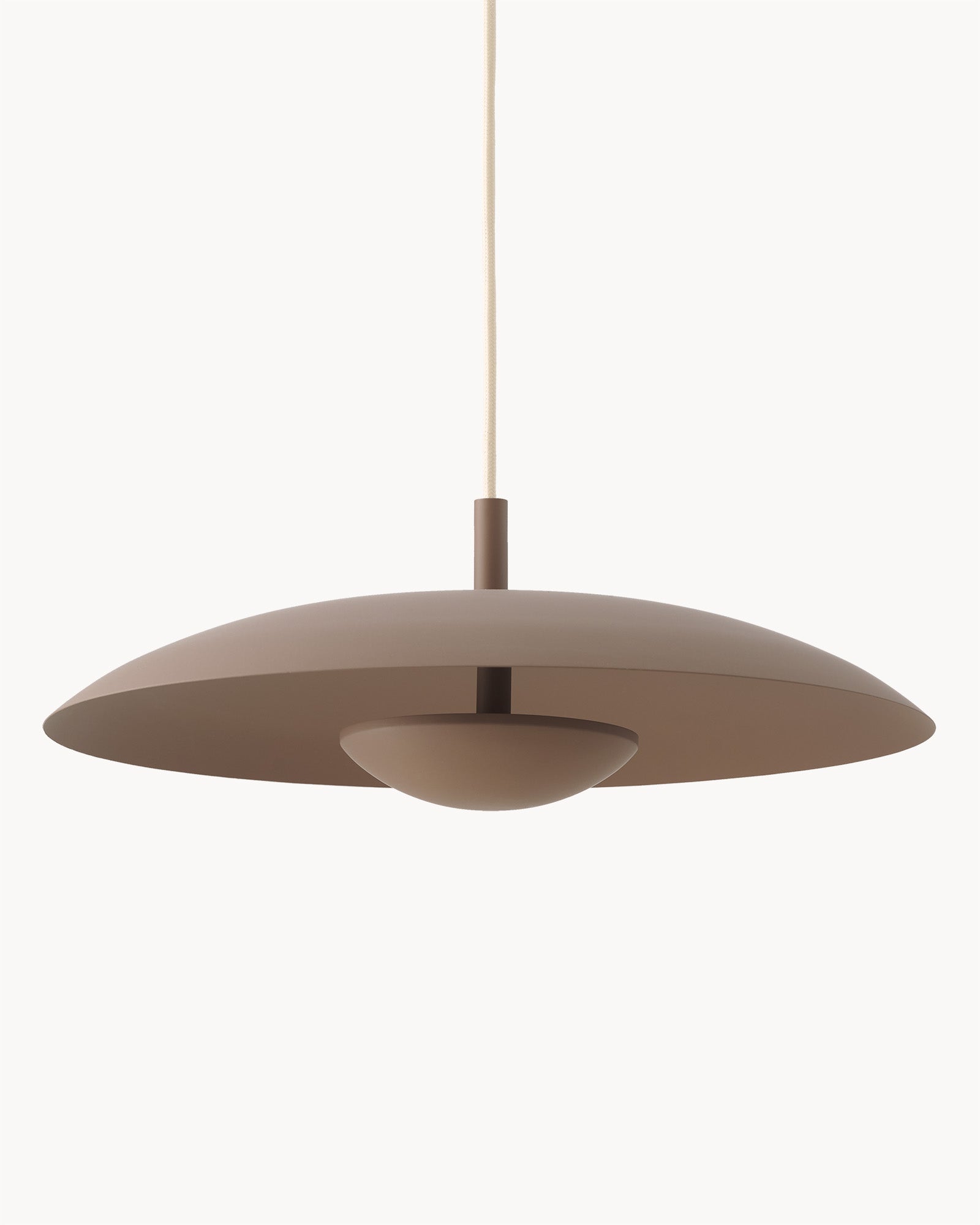 Lampa wisząca HALO - lampa wisząca z okrągłym kloszem, zawieszona na cienkim przewodzie. Widok z przodu, ukazujący jej minimalistyczny design.