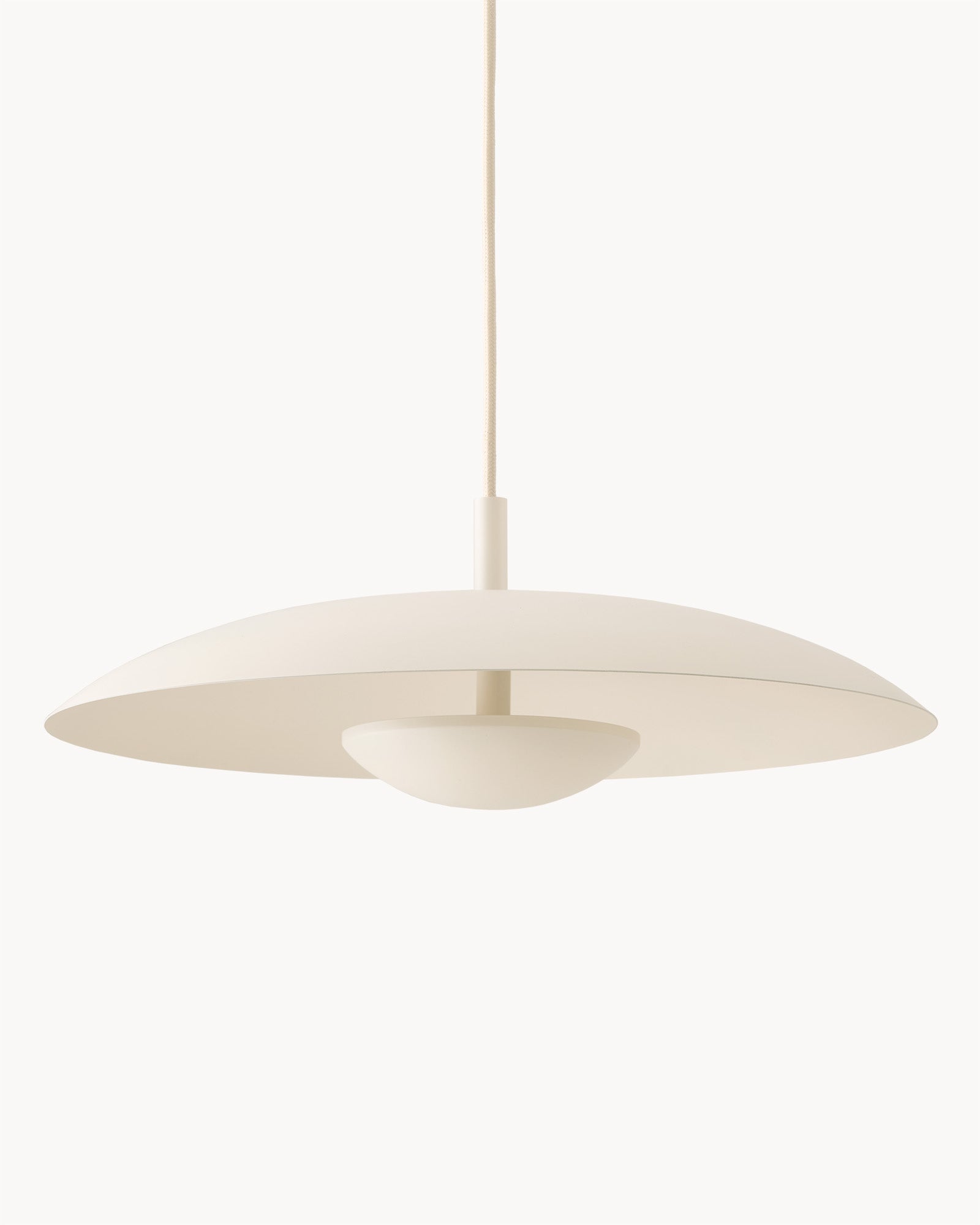 Lampa wisząca HALO - lampa wisząca z okrągłym kloszem, zawieszona na cienkim przewodzie. Widok z przodu, ukazujący jej minimalistyczny design.