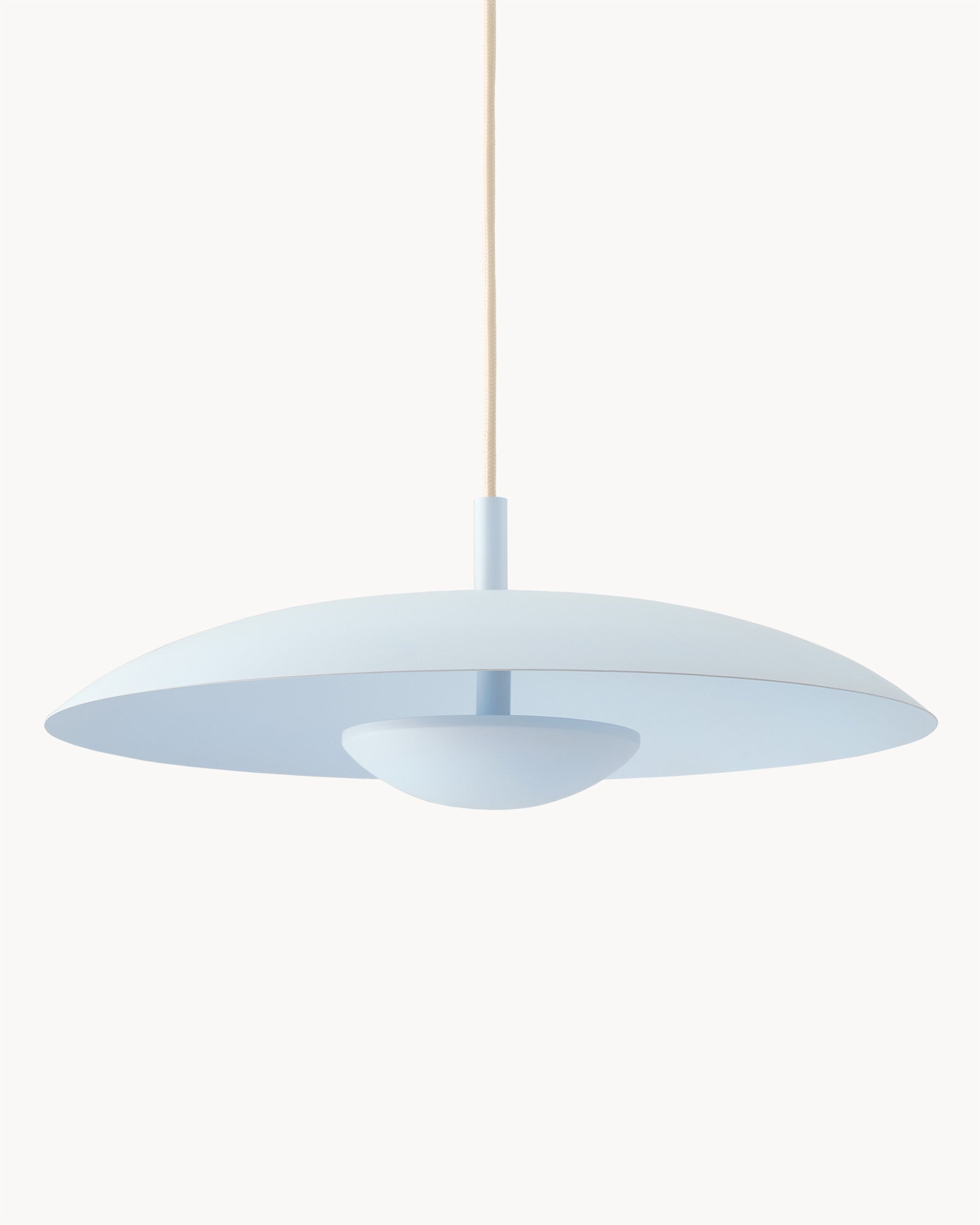 Lampa wisząca HALO - lampa wisząca z okrągłym kloszem, zawieszona na cienkim przewodzie. Widok z przodu, ukazujący jej minimalistyczny design.