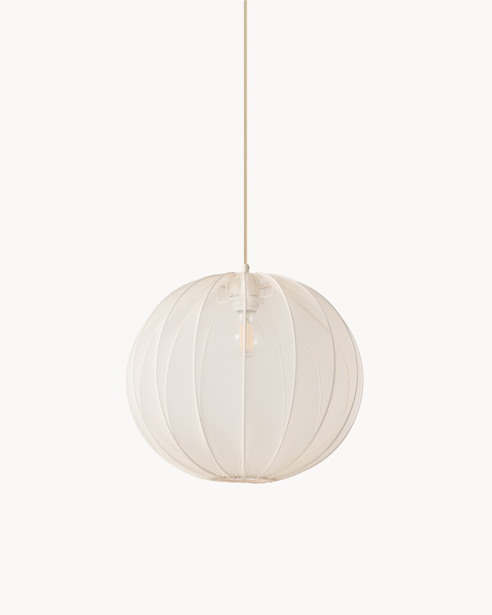 Lampa wisząca KIVO S - lampa wisząca z okrągłym kloszem, zawieszona na cienkim przewodzie. Widok z przodu, ukazujący detal konstrukcji.