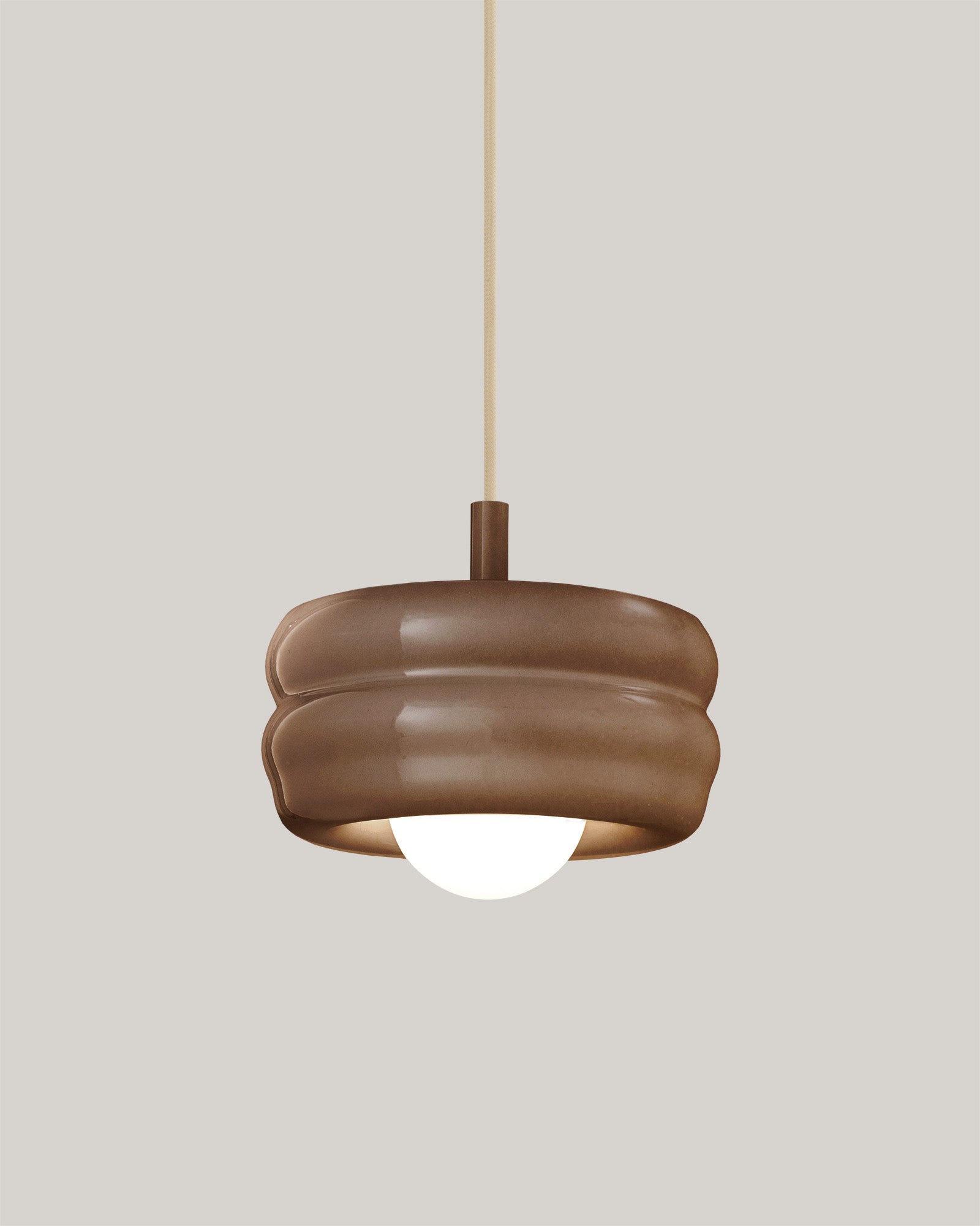Lampa BUNS - lampa wisząca z okrągłym kloszem i prostym zawieszeniem. Widok z przodu.