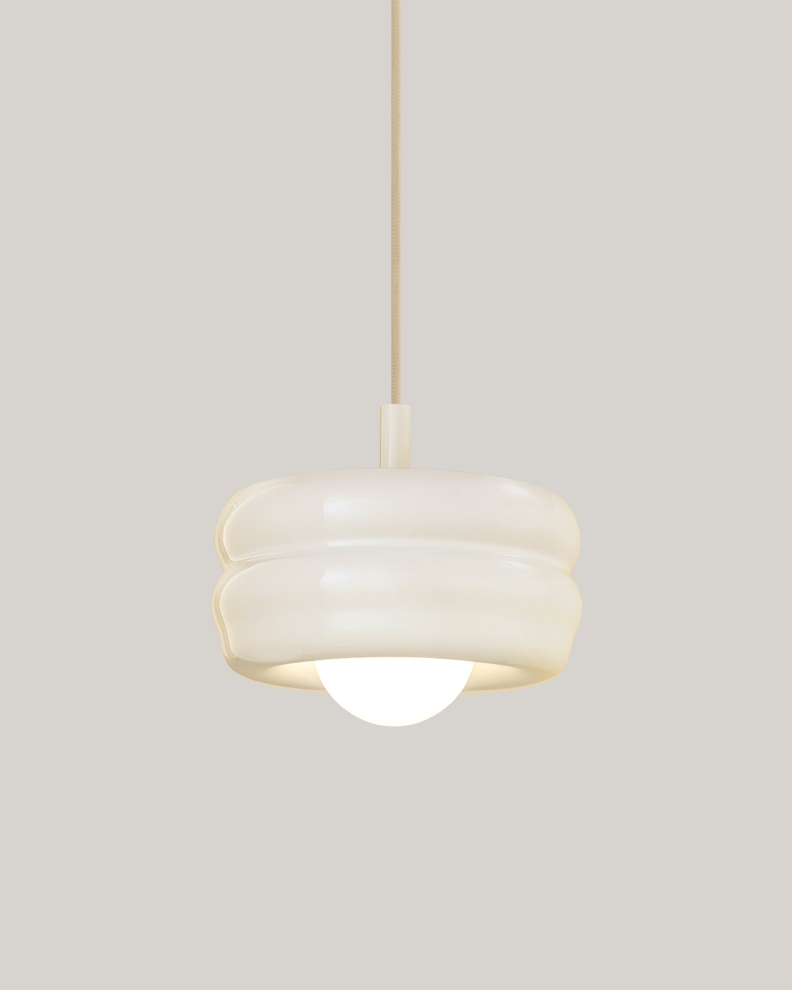 Lampa BUNS - lampa wisząca z okrągłym kloszem i prostym zawieszeniem. Widok z przodu.