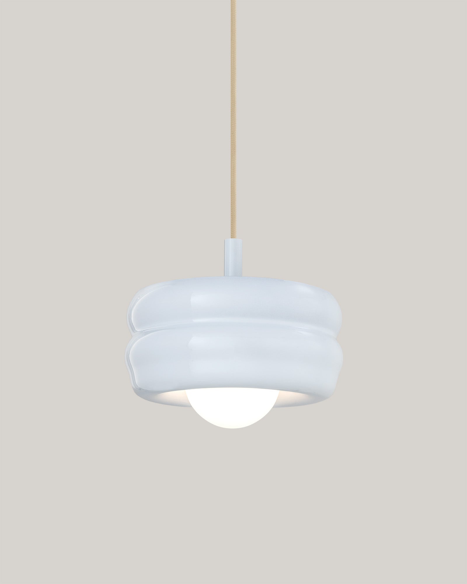 Lampa BUNS - lampa wisząca z okrągłym kloszem i prostym zawieszeniem. Widok z przodu.