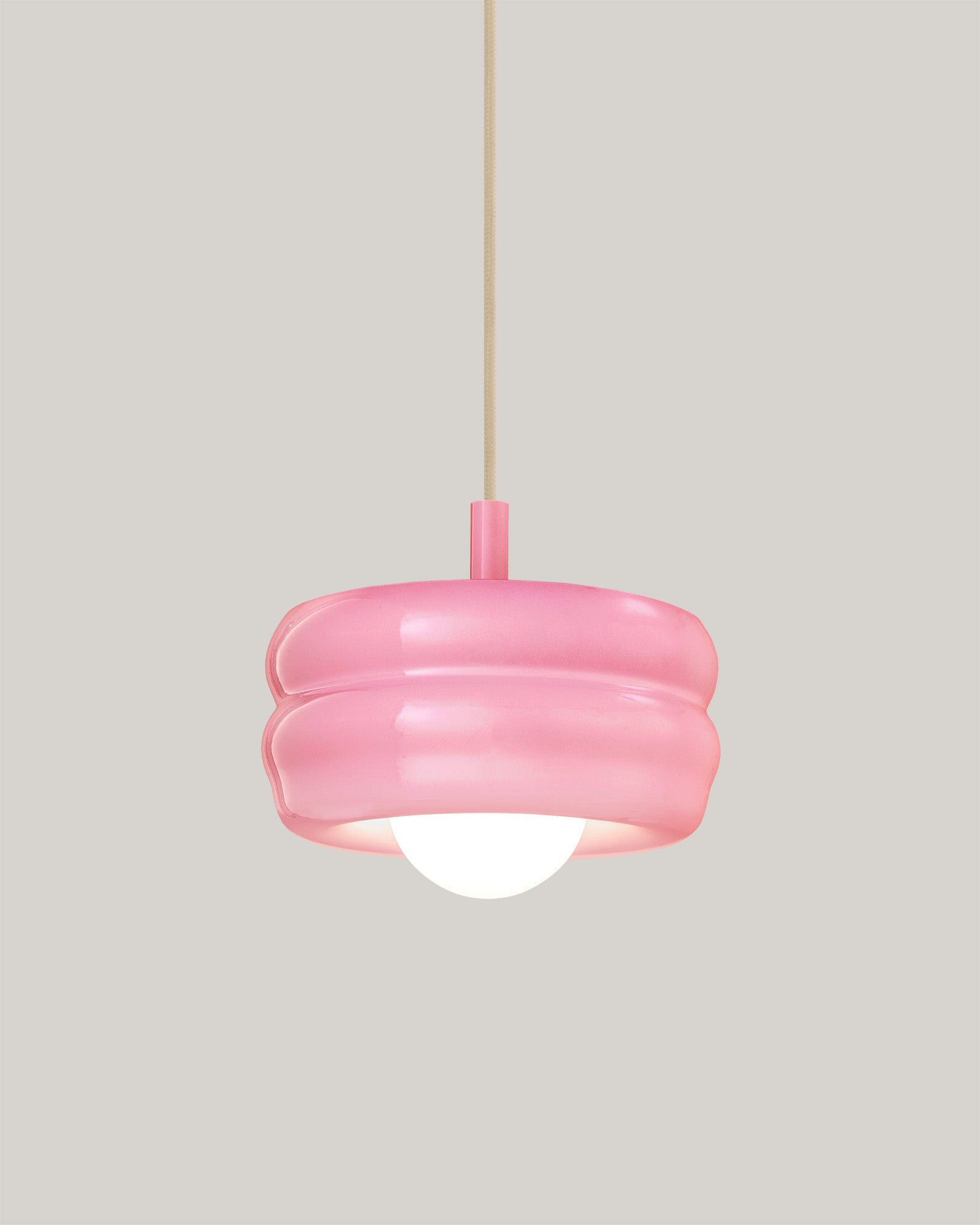 Lampa BUNS - lampa wisząca z okrągłym kloszem i prostym zawieszeniem. Widok z przodu.