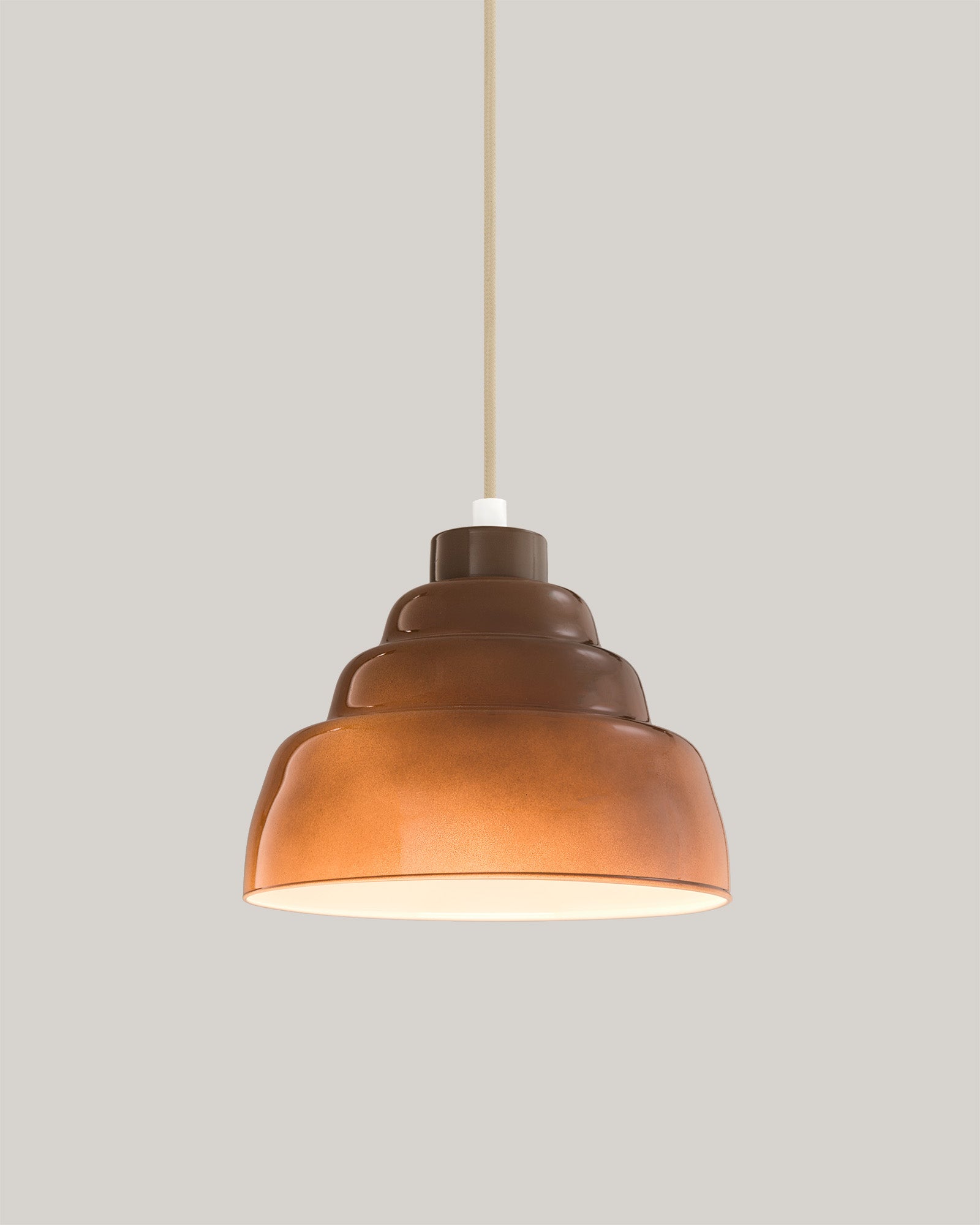Lampa wisząca FIZZ - lampa wisząca z charakterystycznym, zaokrąglonym kształtem klosza. Widok z przodu, zawieszona na cienkim przewodzie.