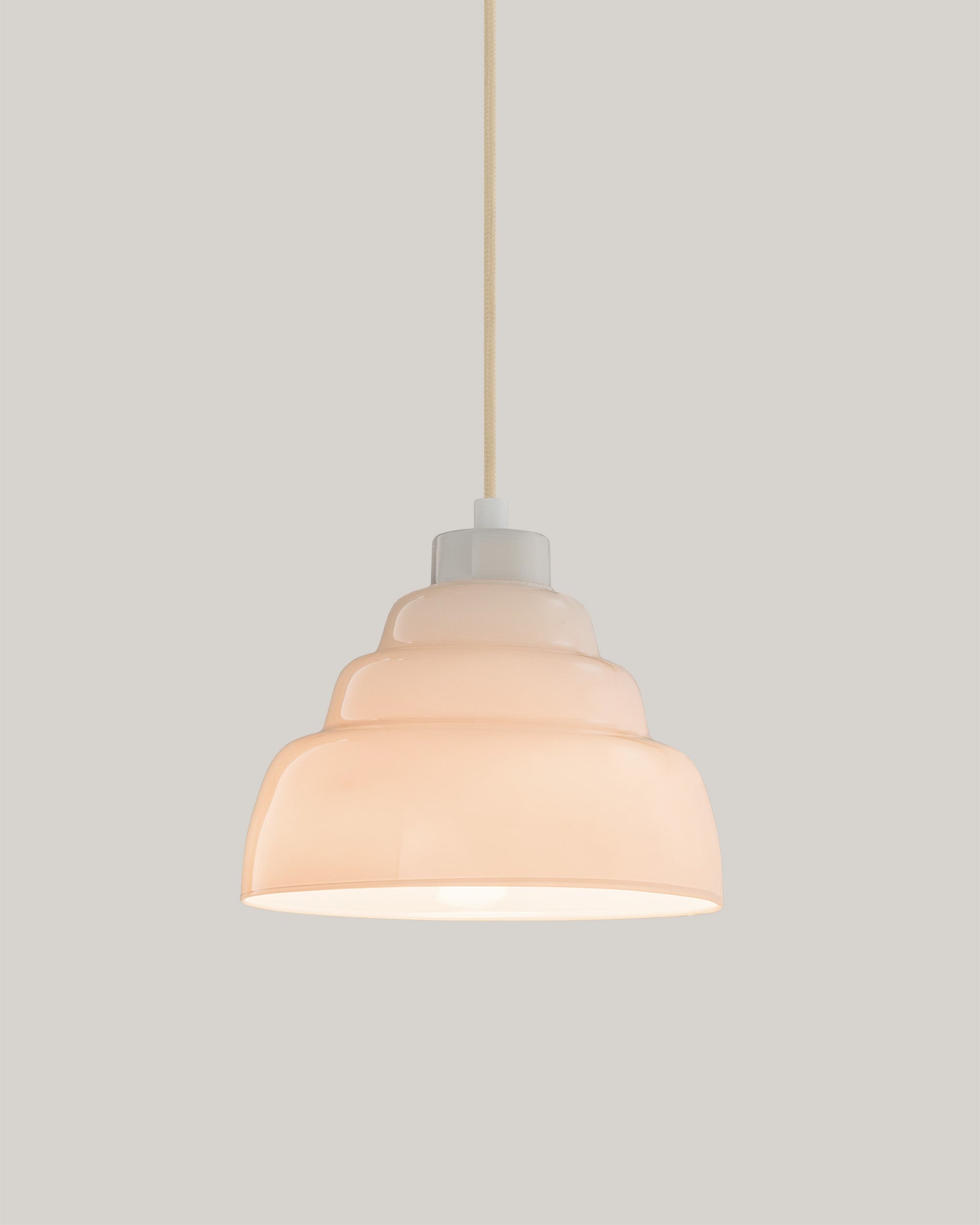 Lampa wisząca FIZZ - lampa wisząca z charakterystycznym, zaokrąglonym kształtem klosza. Widok z przodu, zawieszona na cienkim przewodzie.