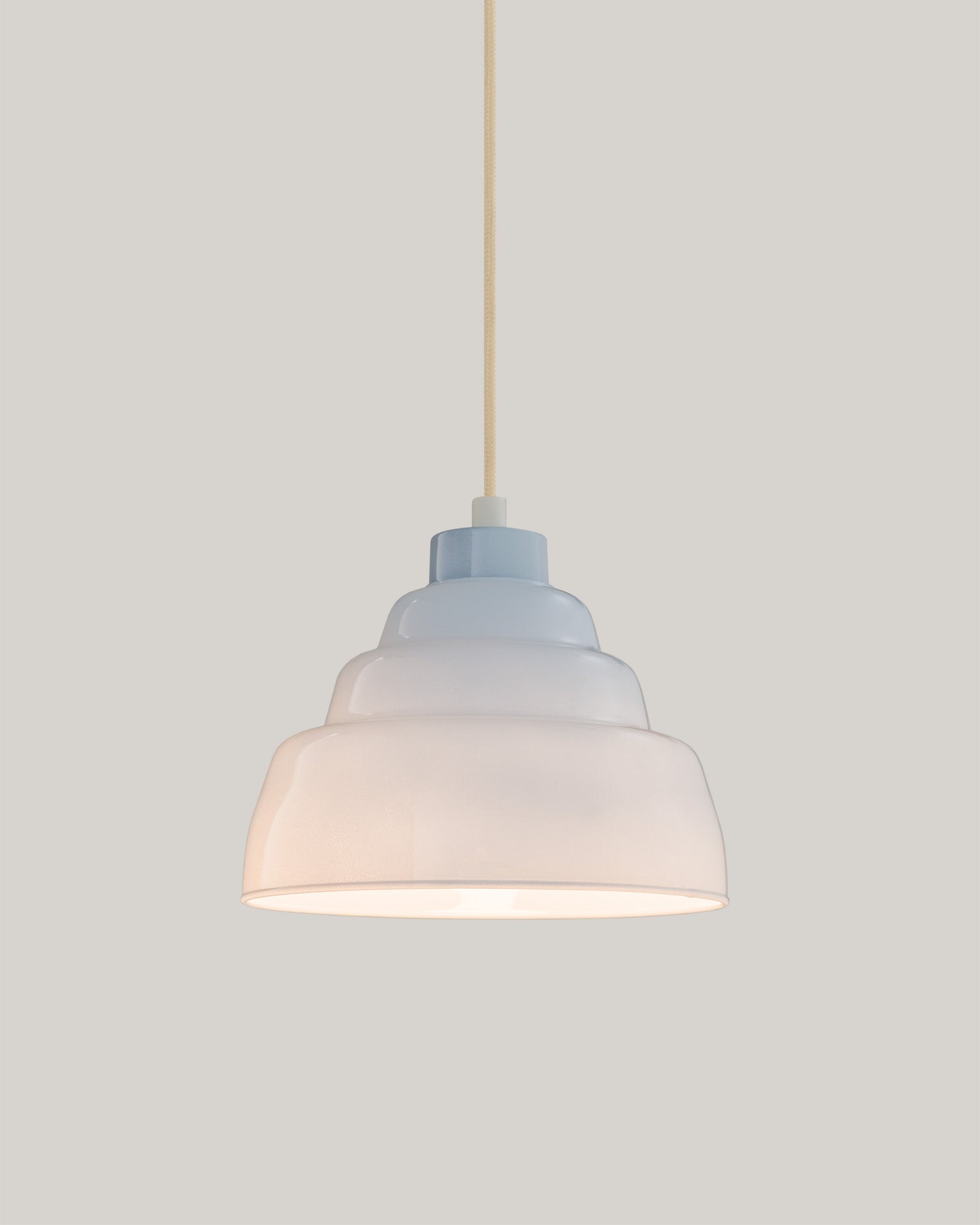 Lampa wisząca FIZZ - lampa wisząca z charakterystycznym, zaokrąglonym kształtem klosza. Widok z przodu, zawieszona na cienkim przewodzie.
