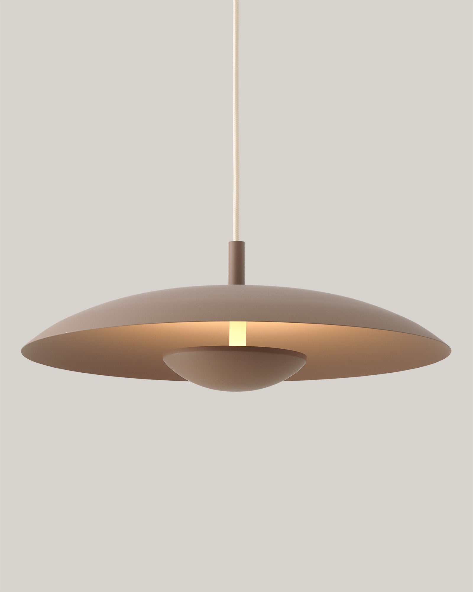 Lampa wisząca HALO - lampa wisząca z okrągłym kloszem i centralnym źródłem światła. Widok z przodu, zawieszona na cienkim przewodzie.