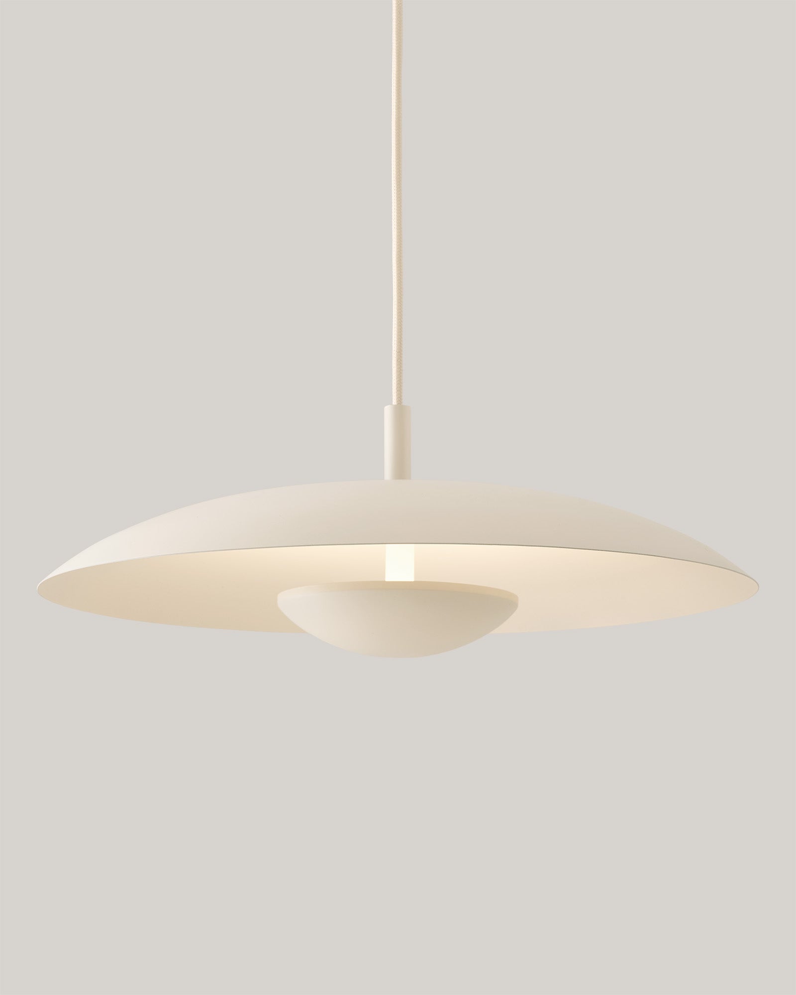Lampa wisząca HALO - lampa wisząca z okrągłym kloszem i centralnym źródłem światła. Widok z przodu, zawieszona na cienkim przewodzie.