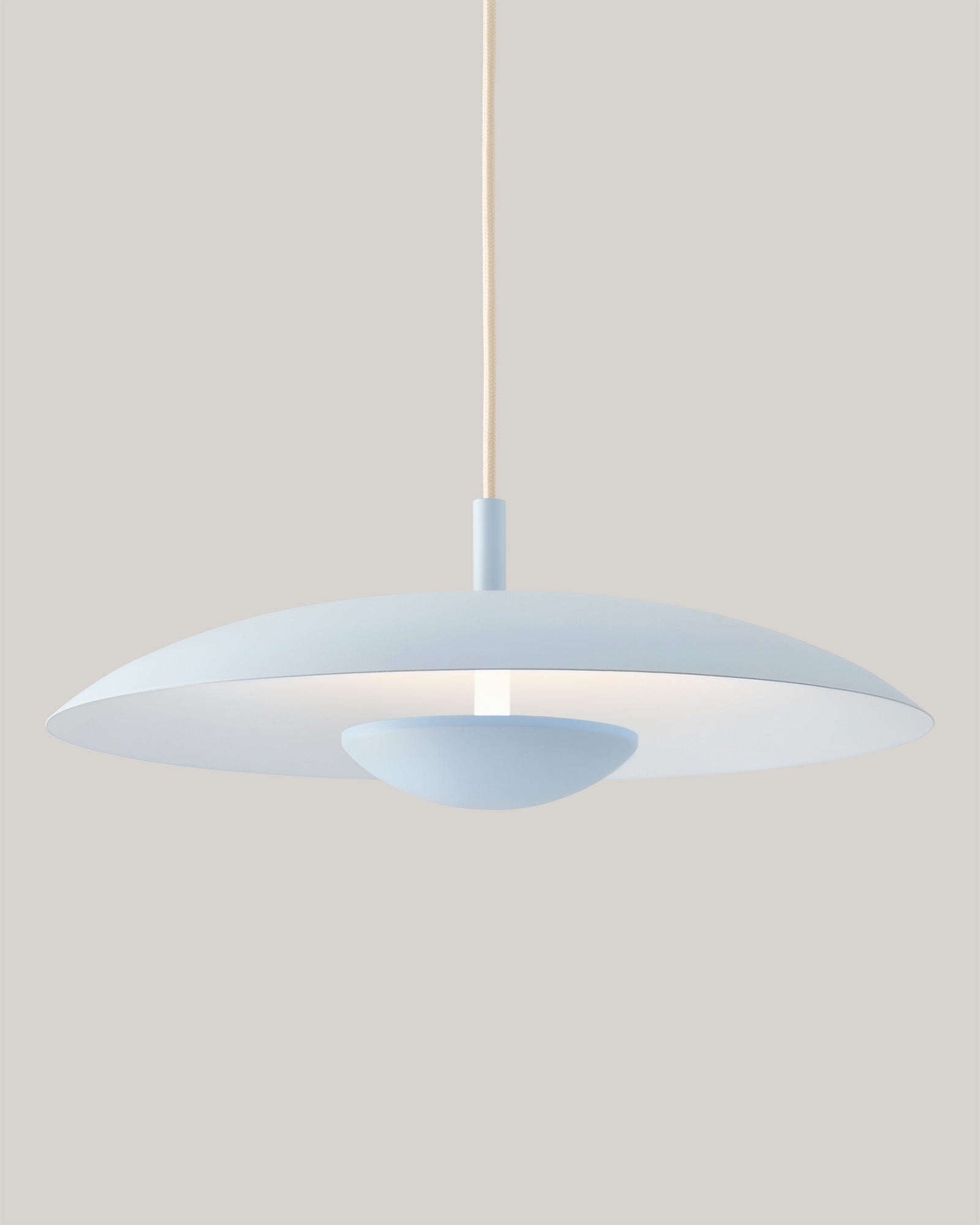 Lampa wisząca HALO - lampa wisząca z okrągłym kloszem i centralnym źródłem światła. Widok z przodu, zawieszona na cienkim przewodzie.