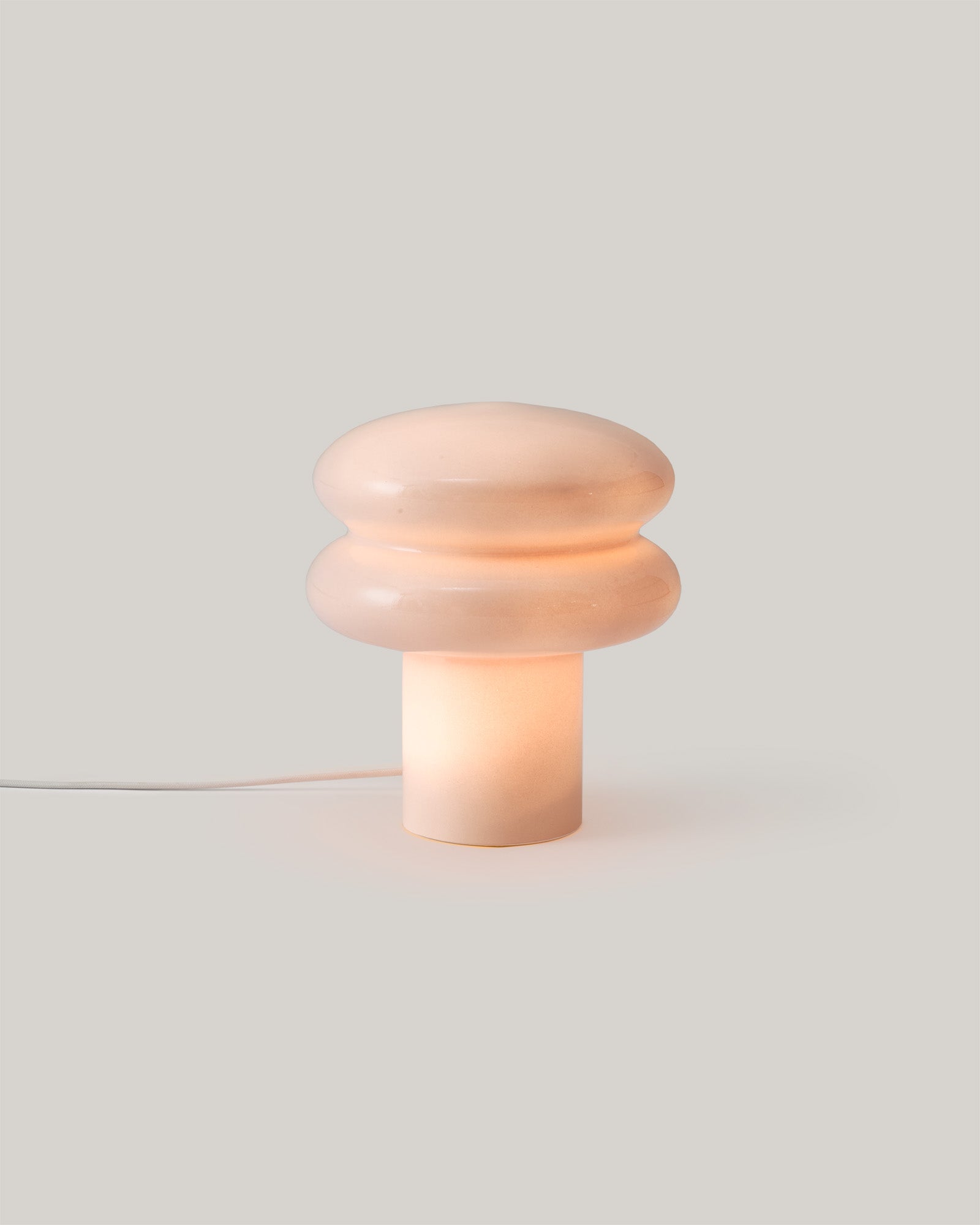 Lampa stołowa MUSHI - lampa stołowa z zaokrąglonym kloszem i cylindryczną podstawą, oświetlająca przestrzeń.
