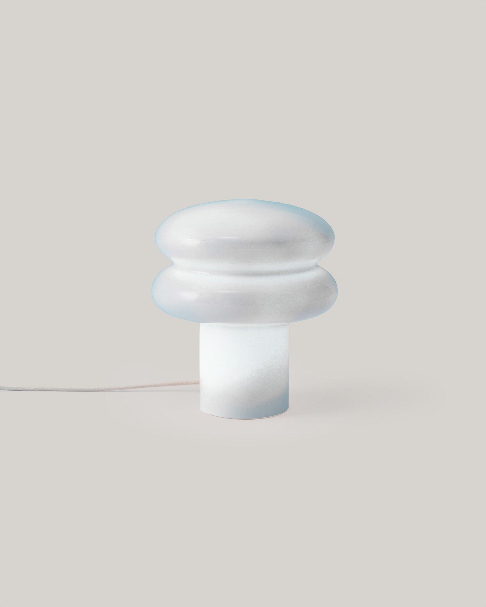 Lampa stołowa MUSHI - lampa stołowa z zaokrąglonym kloszem i cylindryczną podstawą, oświetlająca przestrzeń.