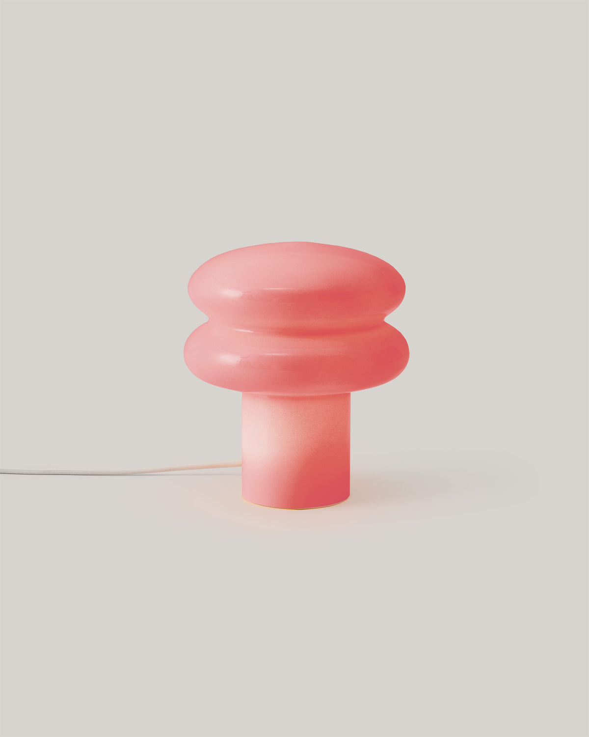 Lampa stołowa MUSHI - lampa stołowa z zaokrąglonym kloszem i cylindryczną podstawą, oświetlająca przestrzeń.