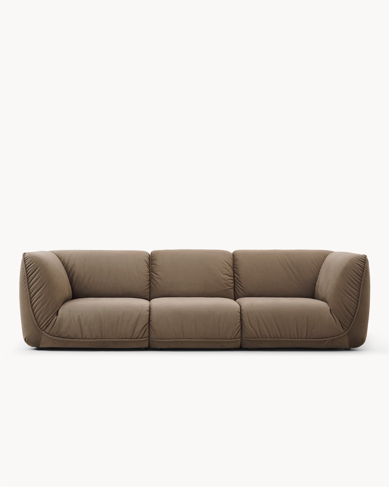 Sofa trzyosobowa CALM - sofa trzyosobowa widoczna z przodu, z miękkimi poduszkami i zaokrąglonymi bokami.