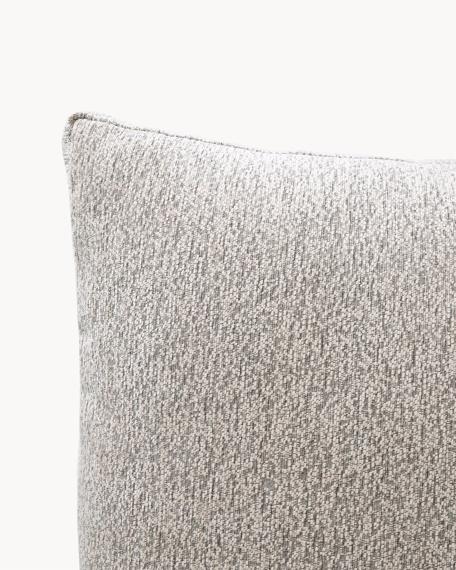 Poduszka dekoracyjna VIBE 50 cm x 50 cm - zbliżenie na krawędź poduszki dekoracyjnej, ukazujące teksturę materiału.