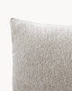 Poduszka dekoracyjna VIBE 50 cm x 50 cm - zbliżenie na krawędź poduszki dekoracyjnej, ukazujące teksturę materiału.