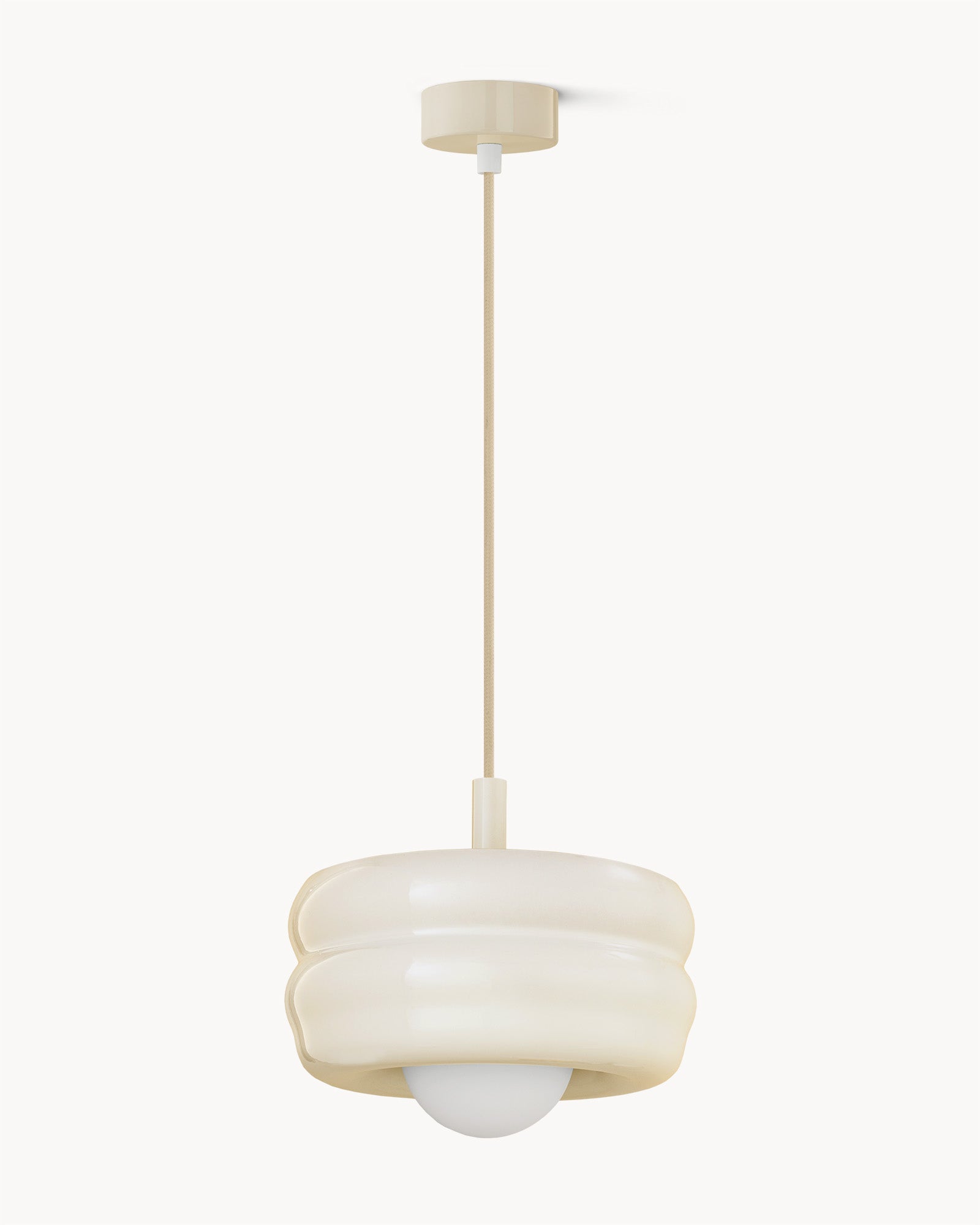 Lampa BUNS - lampa wisząca z okrągłym kloszem i długim przewodem. Widok z boku.
