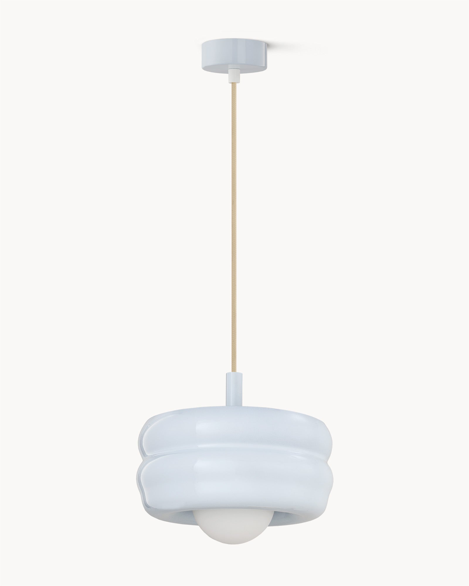 Lampa BUNS - lampa wisząca z okrągłym kloszem i długim przewodem. Widok z boku.