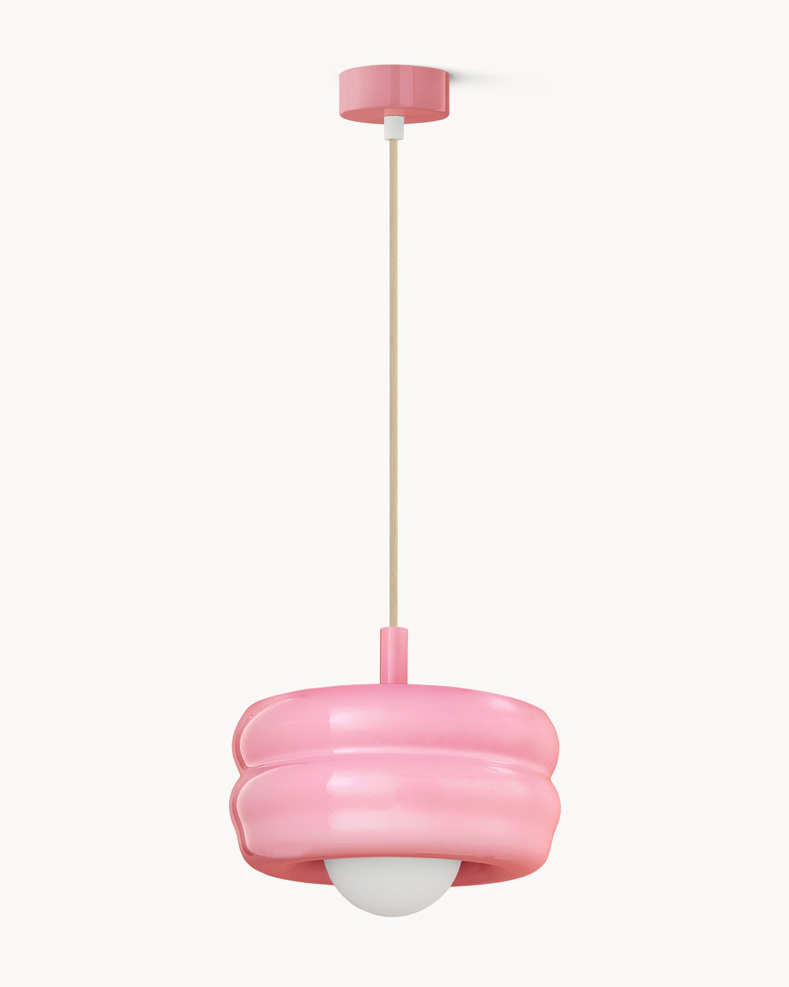 Lampa BUNS - lampa wisząca z okrągłym kloszem i długim przewodem. Widok z boku.