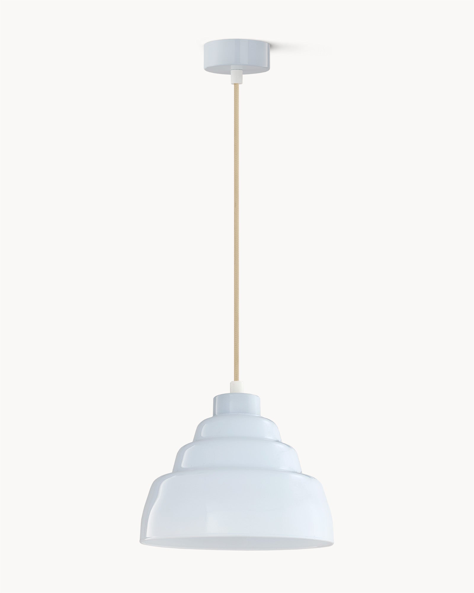 Lampa wisząca FIZZ - lampa wisząca z okrągłym kloszem, zawieszona na cienkim przewodzie. Widok z przodu, ukazujący kształt i detale klosza.