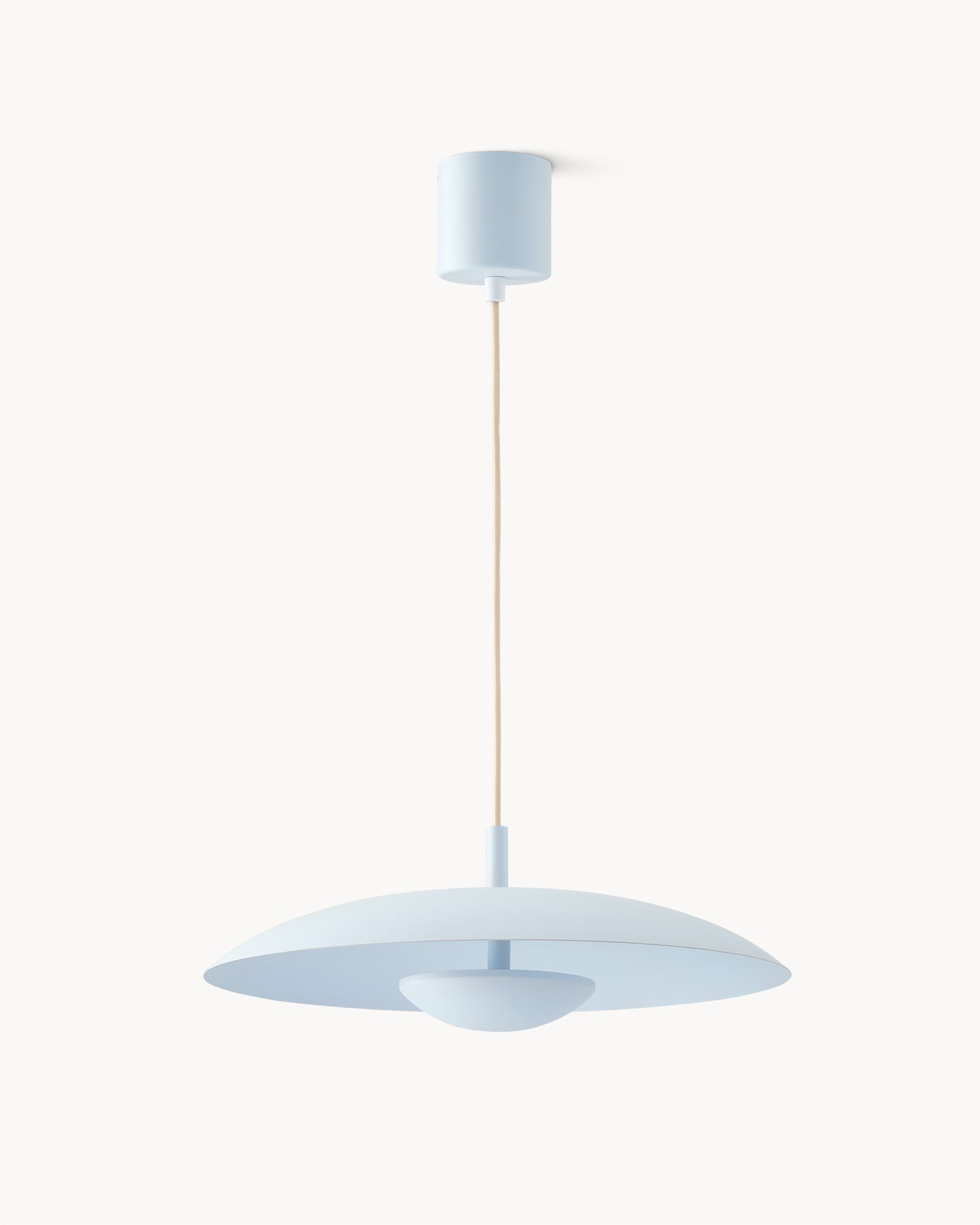 Lampa wisząca HALO - lampa wisząca z okrągłym kloszem i centralnym źródłem światła, zawieszona na przewodzie. Widok z boku, ukazujący kształt i detal konstrukcji.