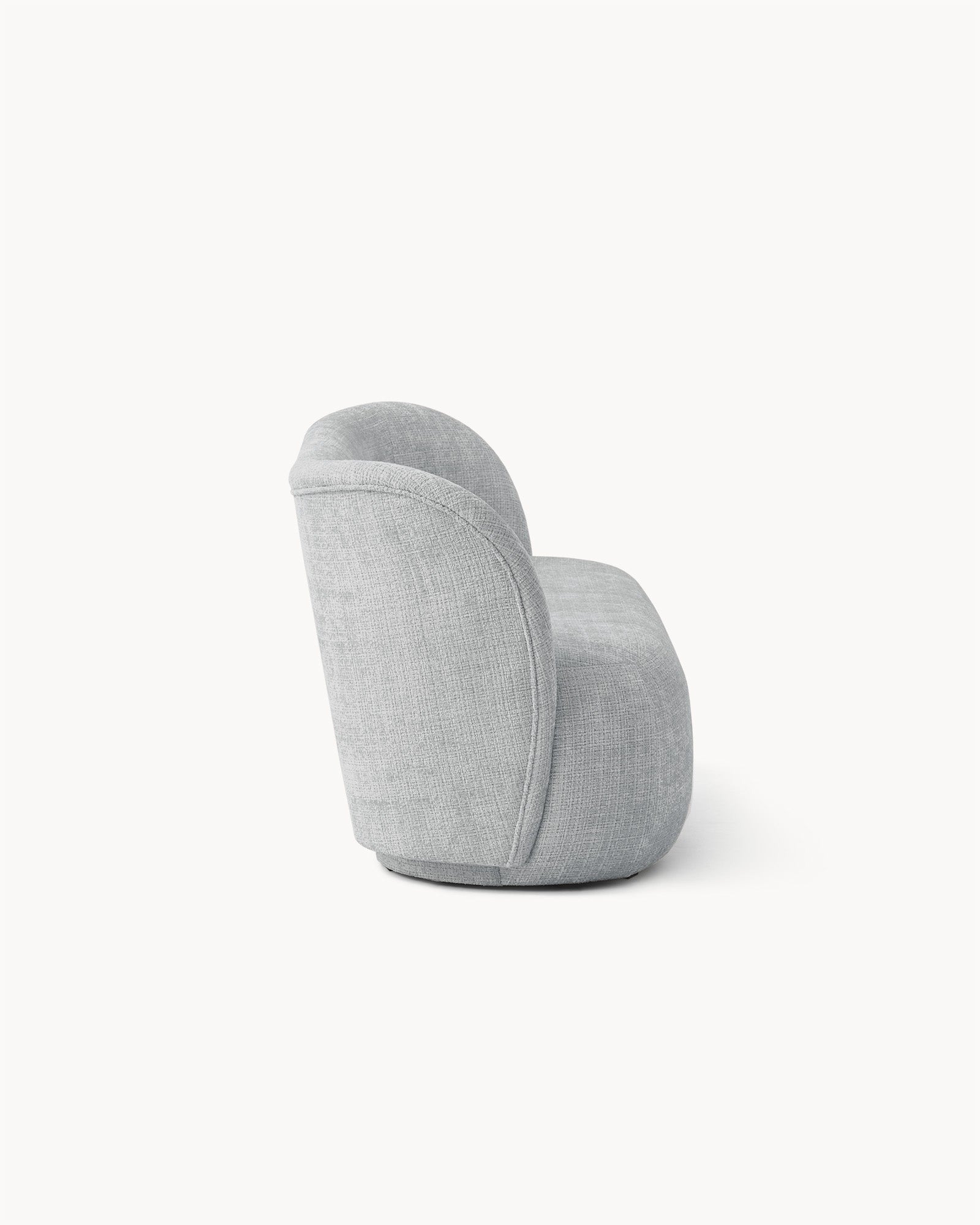 Sofa trzyosobowa NOA, tkanina nordy - widok z boku na sofę trzyosobową z zaokrąglonymi krawędziami.