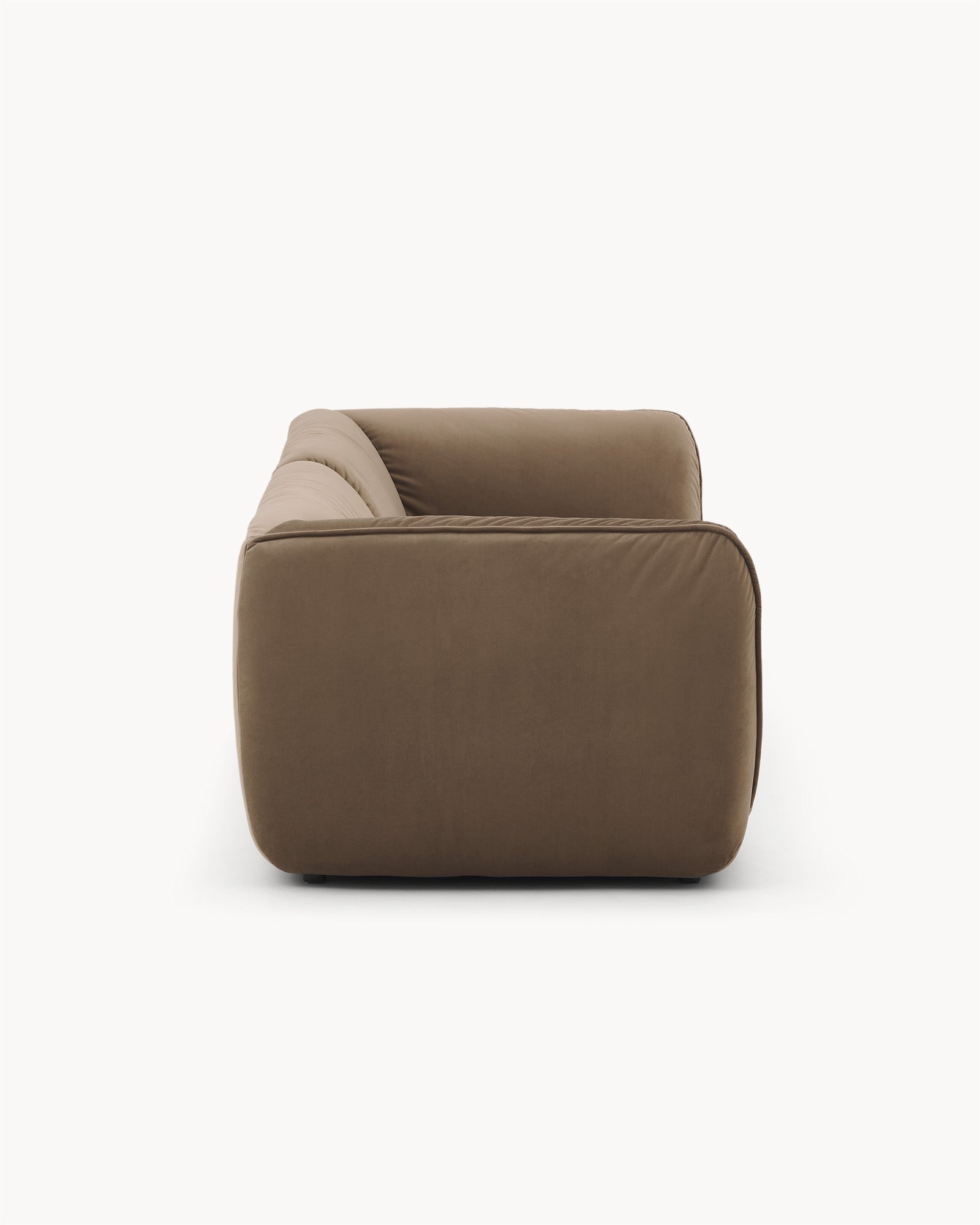 Sofa dwuosobowa CALM - sofa dwuosobowa widok z boku, z zaokrąglonymi krawędziami i miękkim wykończeniem.
