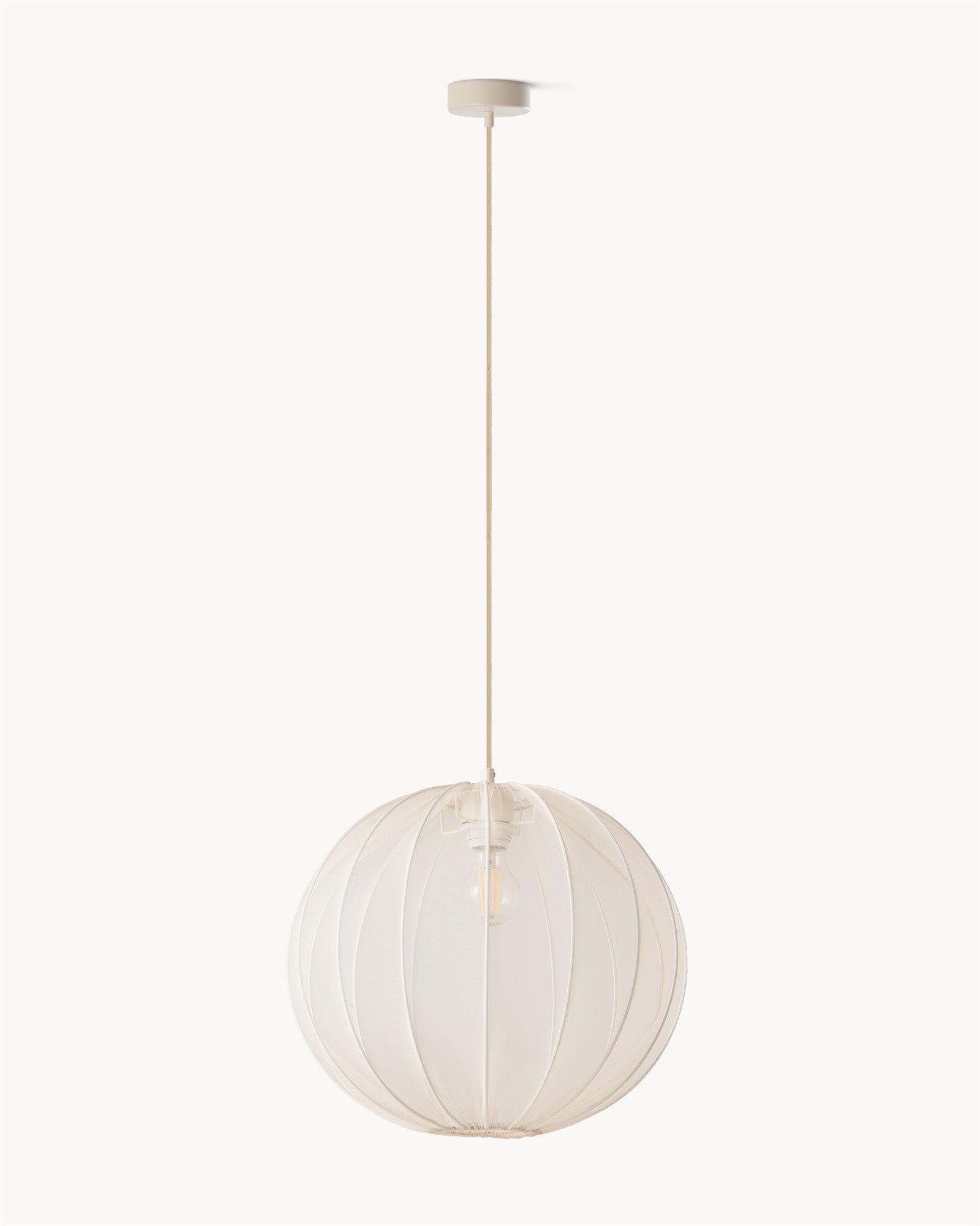 Lampa wisząca KIVO S - lampa wisząca z okrągłym kloszem, zawieszona na cienkim przewodzie. Widok z boku, ukazujący detal konstrukcji.