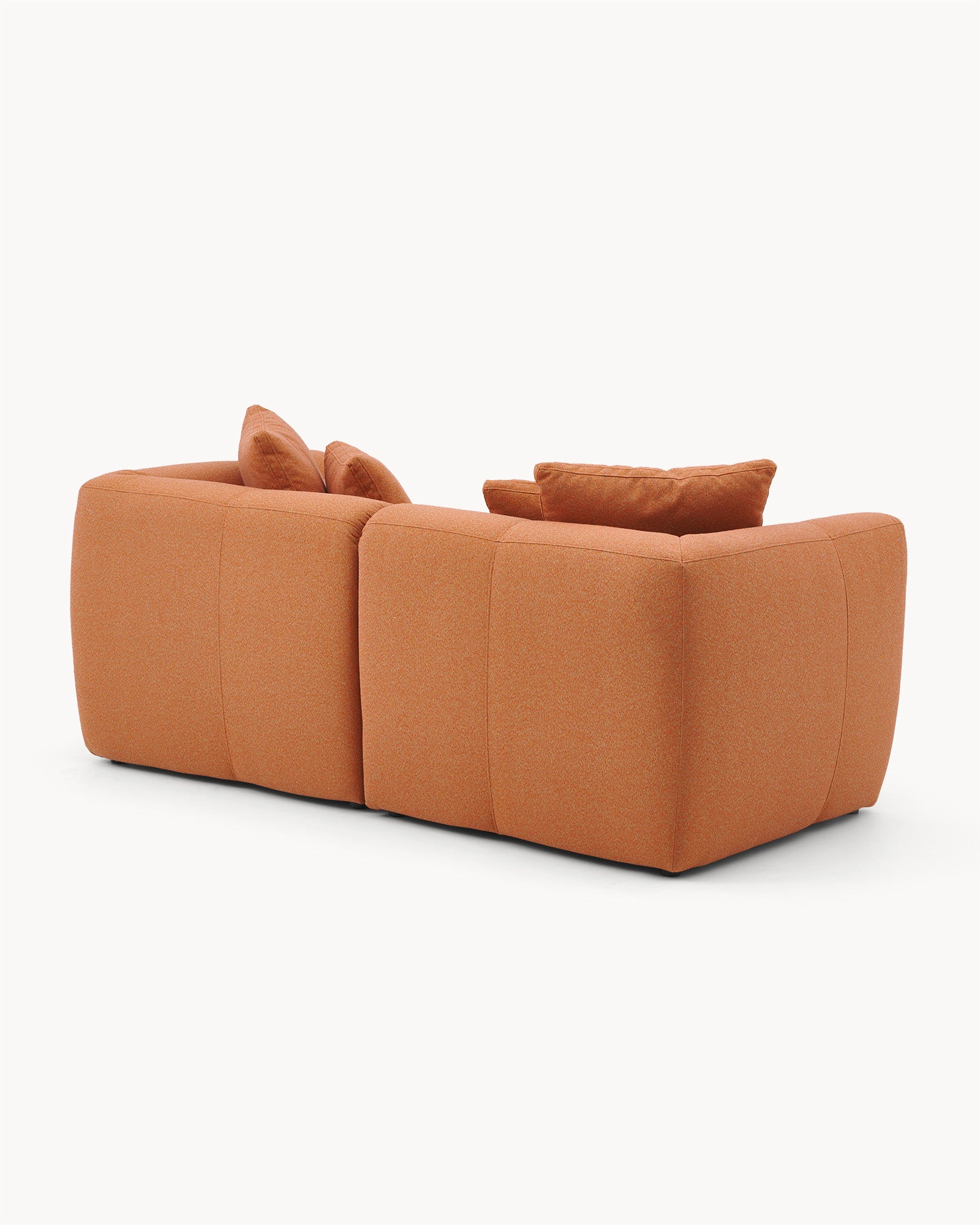 Sofa modułowa AURA (2 el.) - widok z boku na modułową sofę z poduszkami, ukazujący jej prostą formę.