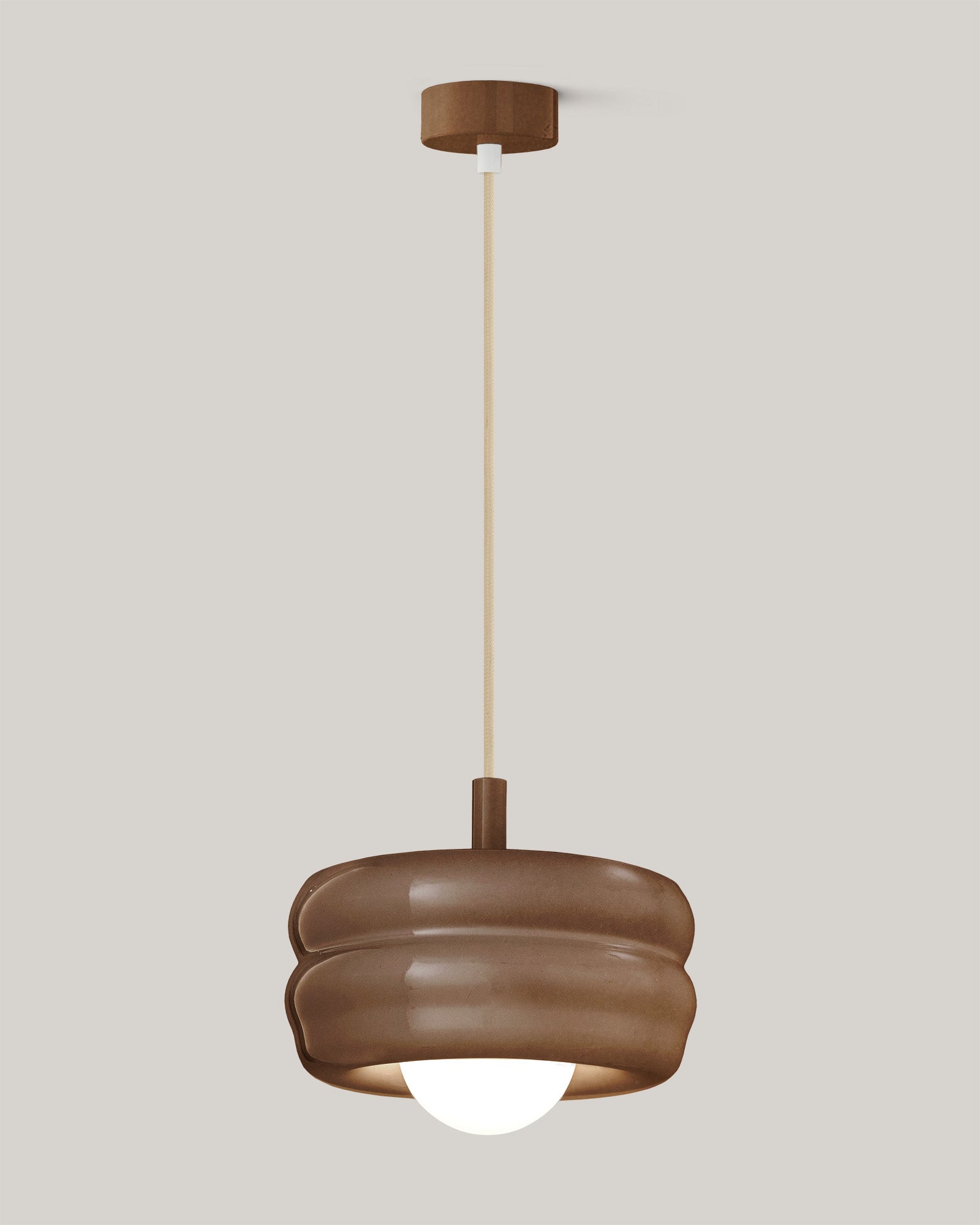Lampa BUNS - lampa wisząca z okrągłym kloszem i prostym zawieszeniem. Widok z boku, ukazujący detale konstrukcji.
