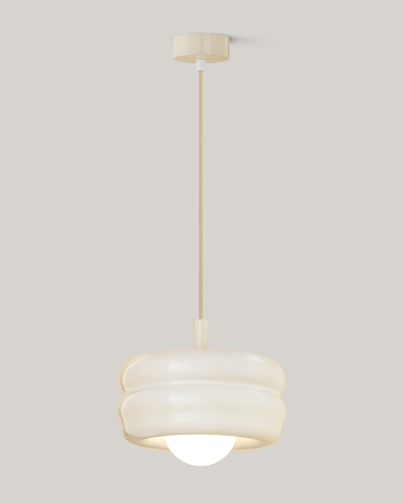 Lampa BUNS - lampa wisząca z okrągłym kloszem i prostym zawieszeniem. Widok z boku, ukazujący detale konstrukcji.
