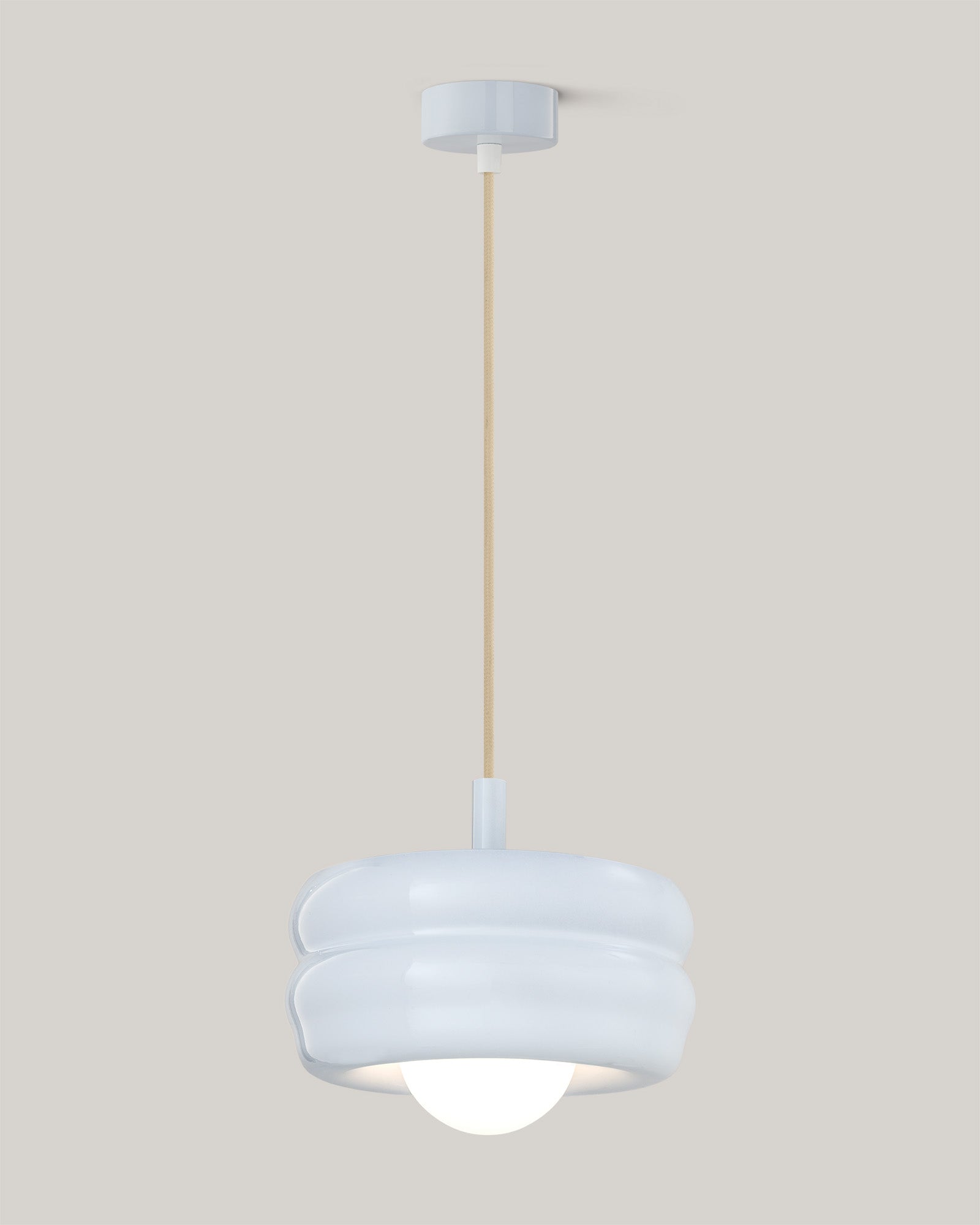 Lampa BUNS - lampa wisząca z okrągłym kloszem i prostym zawieszeniem. Widok z boku, ukazujący detale konstrukcji.