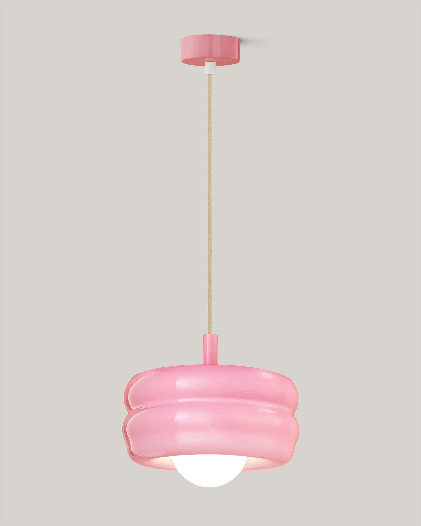 Lampa BUNS - lampa wisząca z okrągłym kloszem i prostym zawieszeniem. Widok z boku, ukazujący detale konstrukcji.