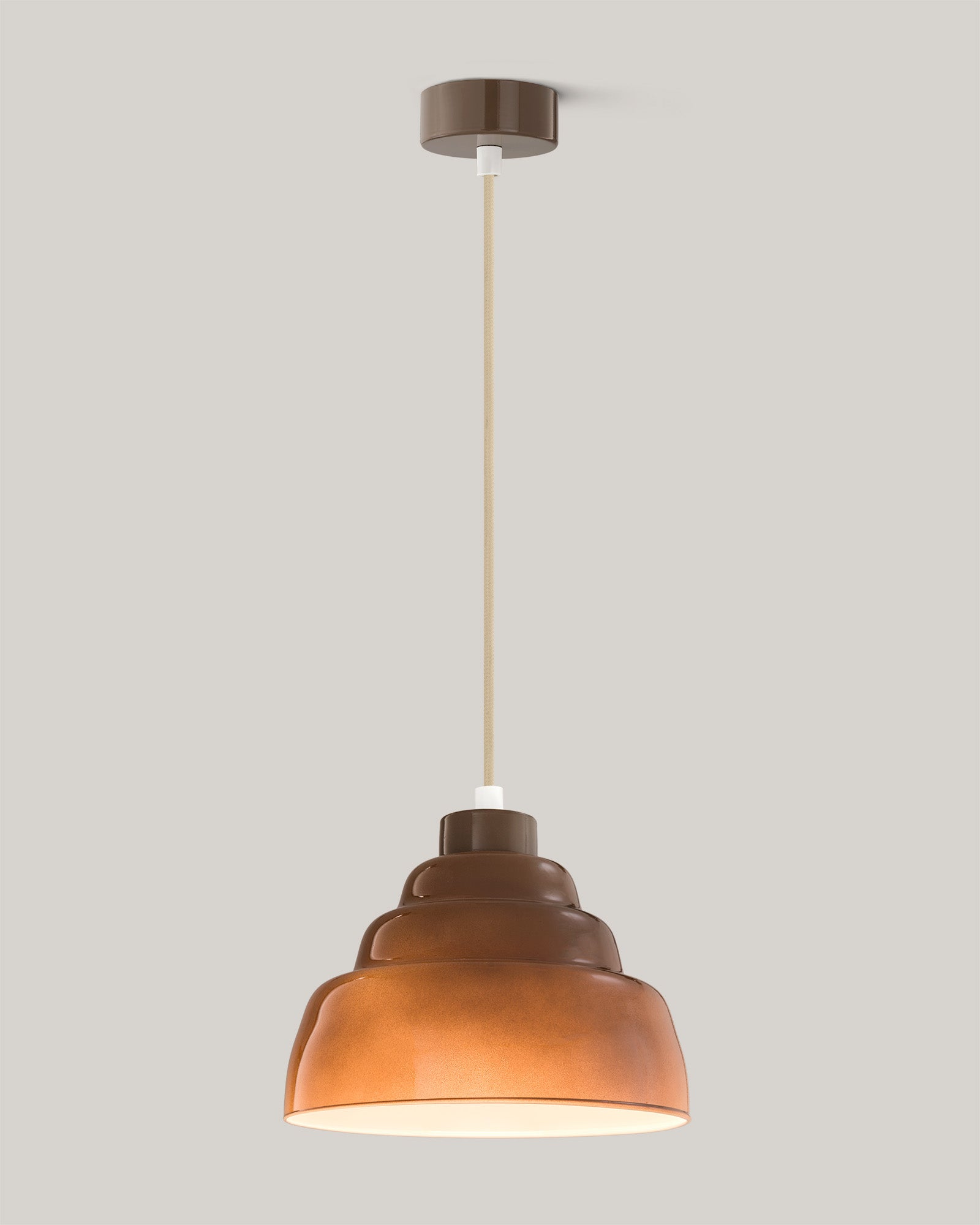 Lampa wisząca FIZZ - lampa wisząca z okrągłym kloszem, zawieszona na cienkim przewodzie. Widok z boku, ukazujący detal konstrukcji.