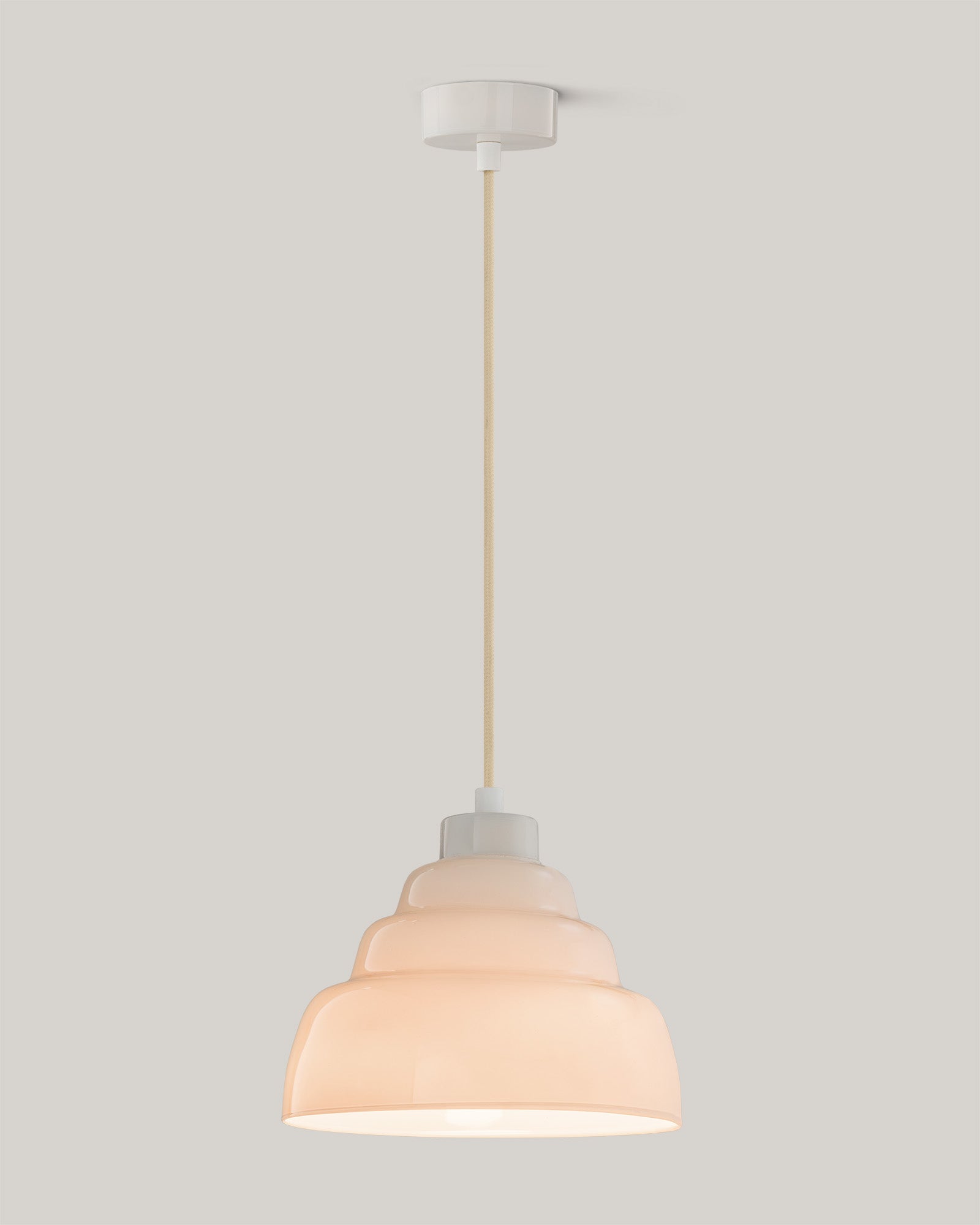 Lampa wisząca FIZZ - lampa wisząca z okrągłym kloszem, zawieszona na cienkim przewodzie. Widok z boku, ukazujący detal konstrukcji.