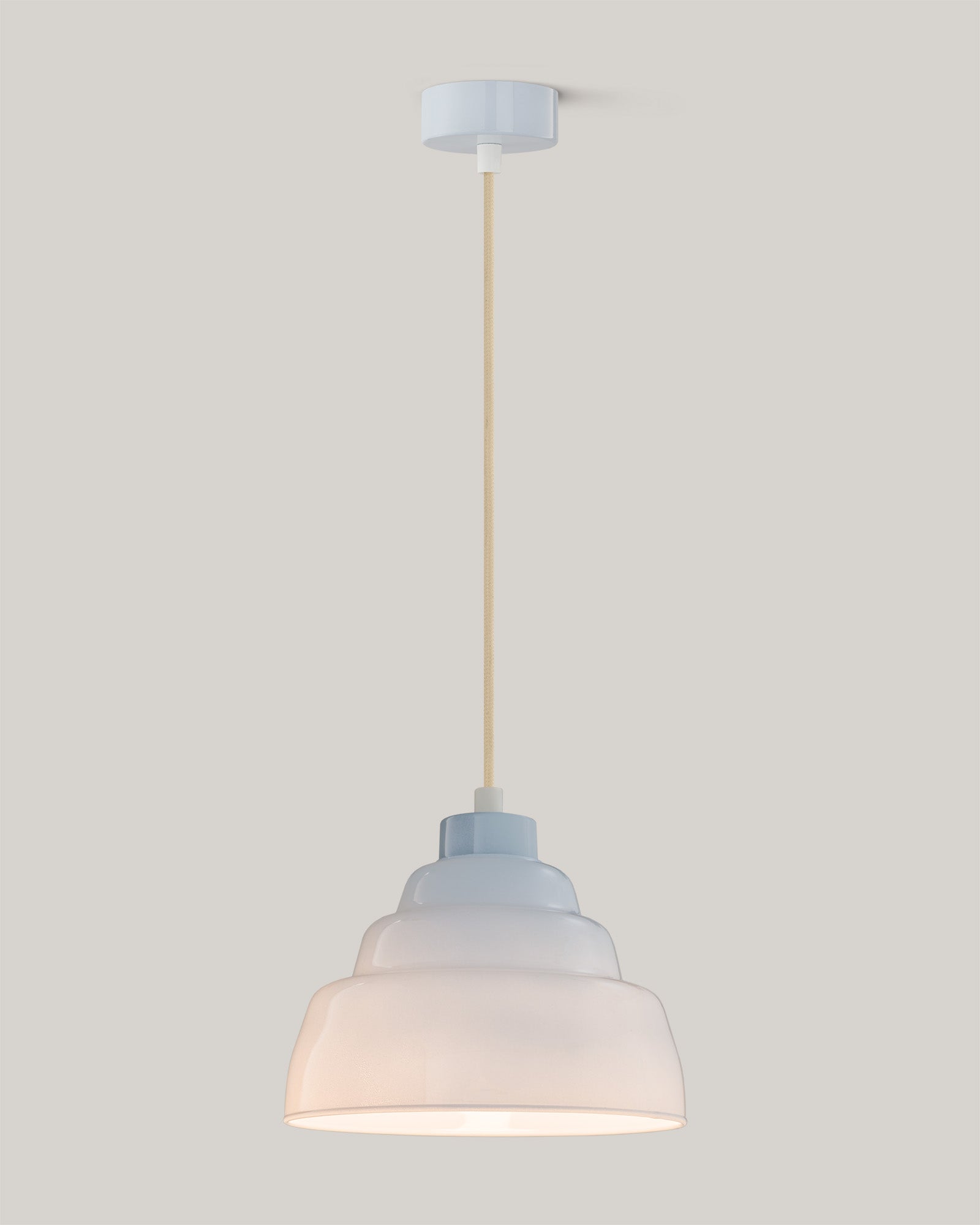 Lampa wisząca FIZZ - lampa wisząca z okrągłym kloszem, zawieszona na cienkim przewodzie. Widok z boku, ukazujący detal konstrukcji.