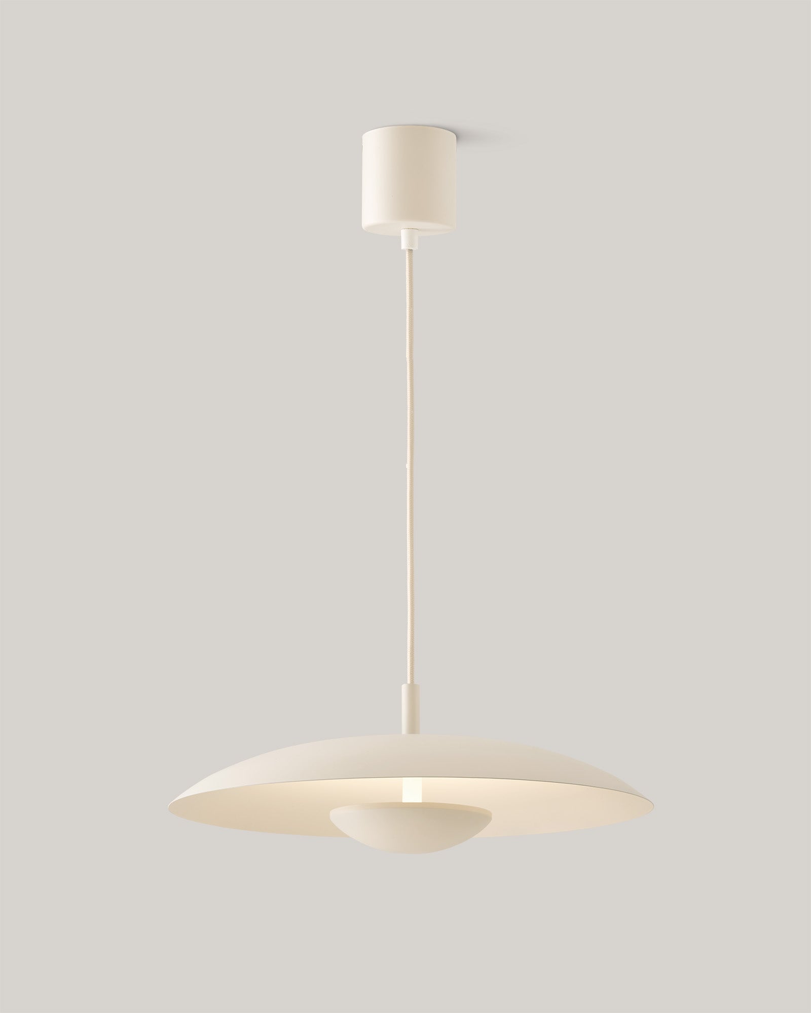 Lampa wisząca HALO - lampa wisząca z okrągłym kloszem, zawieszona na cienkim przewodzie. Widok z przodu, z podświetleniem w centralnej części.