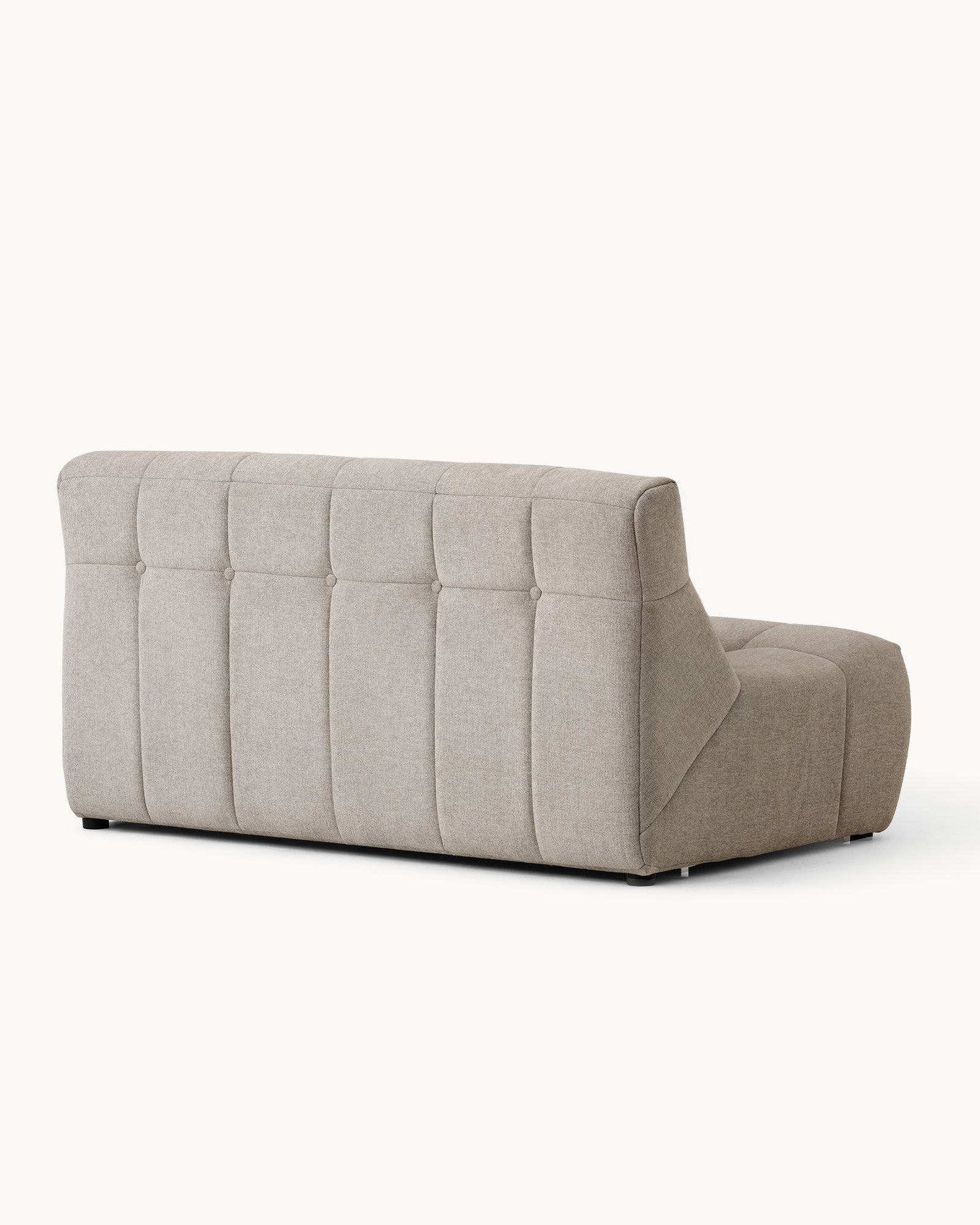 Sofa dwuosobowa SHAPE - widok z boku dwuosobowej sofy z wyraźnym pikowaniem na oparciu.