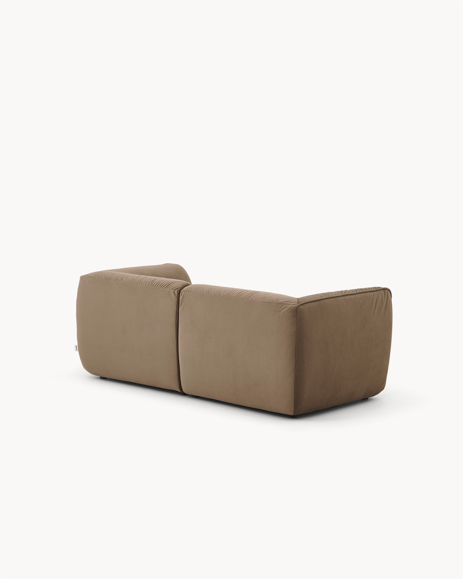 Sofa dwuosobowa CALM - widok z boku dwuosobowej sofy z zaokrąglonymi krawędziami i miękkim wykończeniem.