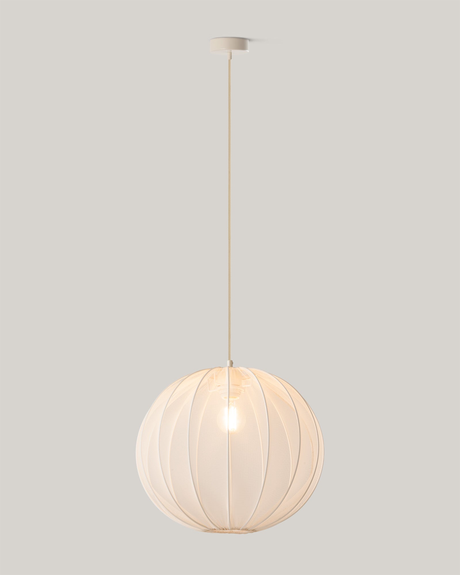 Lampa wisząca KIVO S - lampa wisząca z okrągłym kloszem, zawieszona na cienkim przewodzie. Widok z przodu, ukazujący źródło światła wewnątrz.